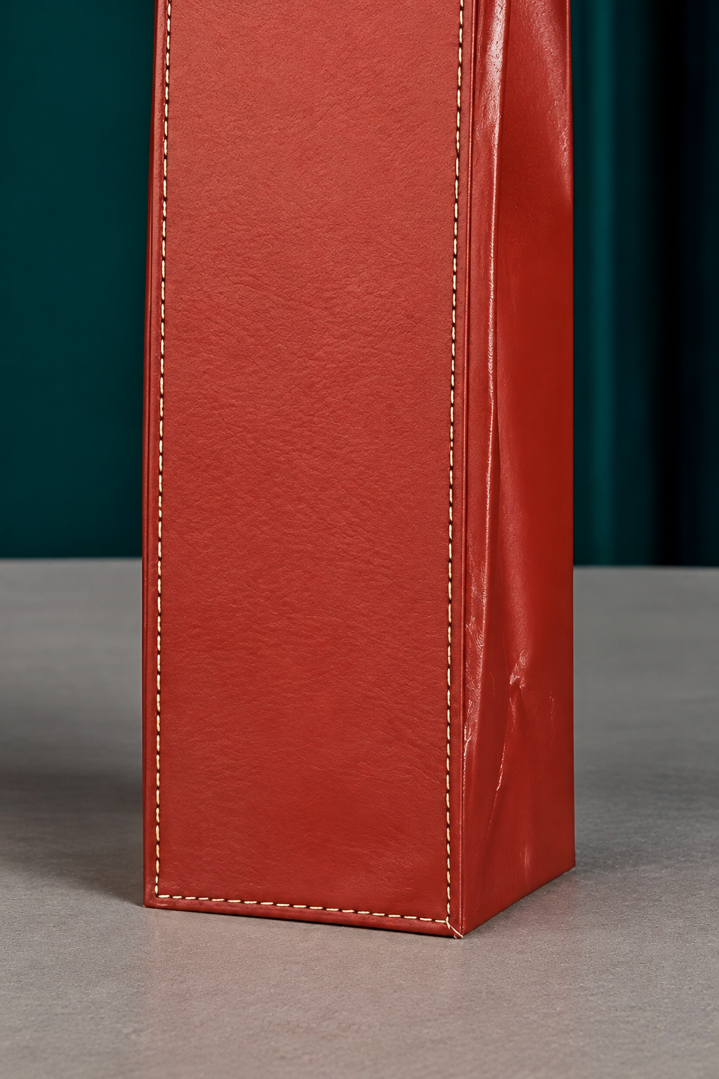 Zijkant en onderkant van de rode wijn-geschenktas
