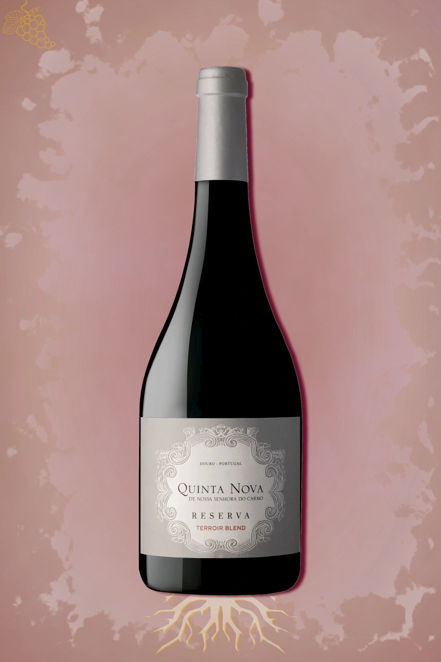 Quinta Nova Terroir Reserva Tinto Douro 2023 tegen bordeaux achtergrond – premium Portugese rode wijn