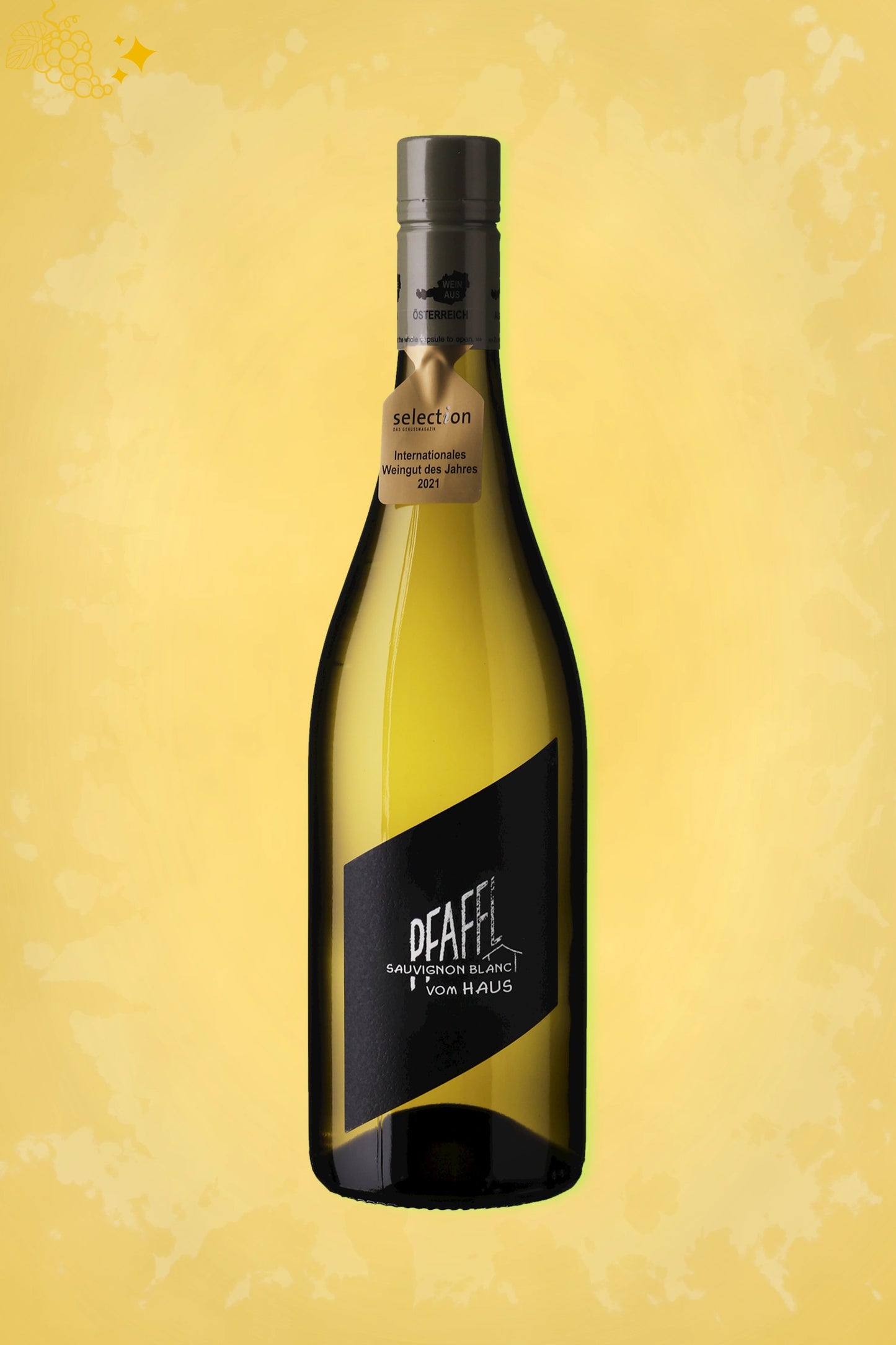 Pfaffl Vom Haus Sauvignon Blanc 2024 tegen gouden achtergrond – frisse witte wijn