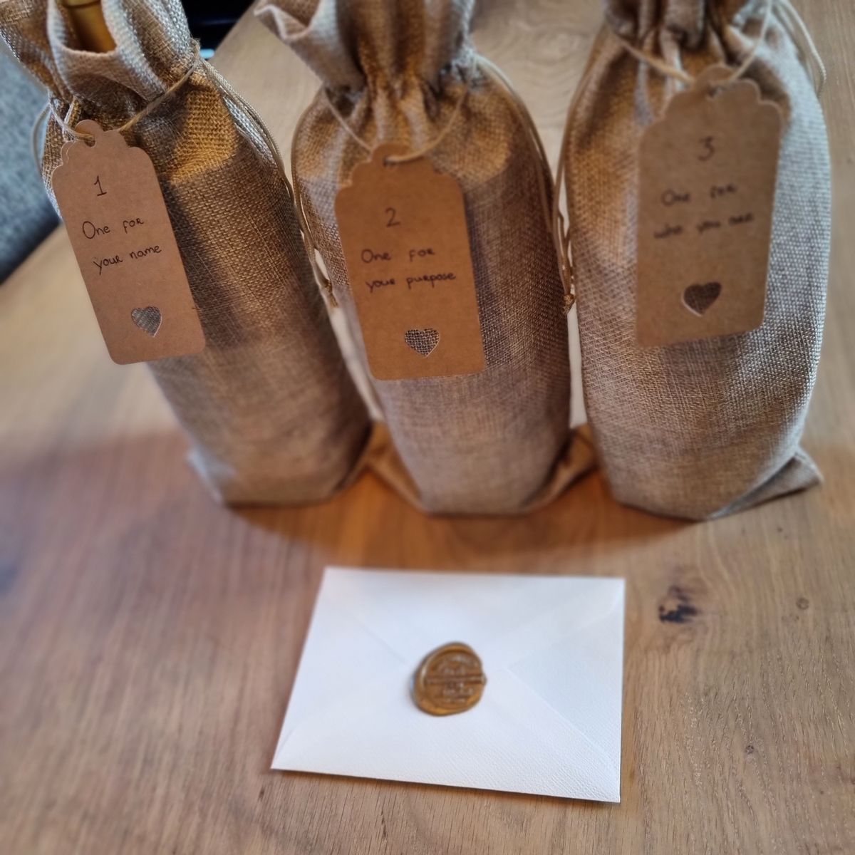 Complete cadeauset: wijn met de hand geschreven brief, waxzegel en jute geschenkzak