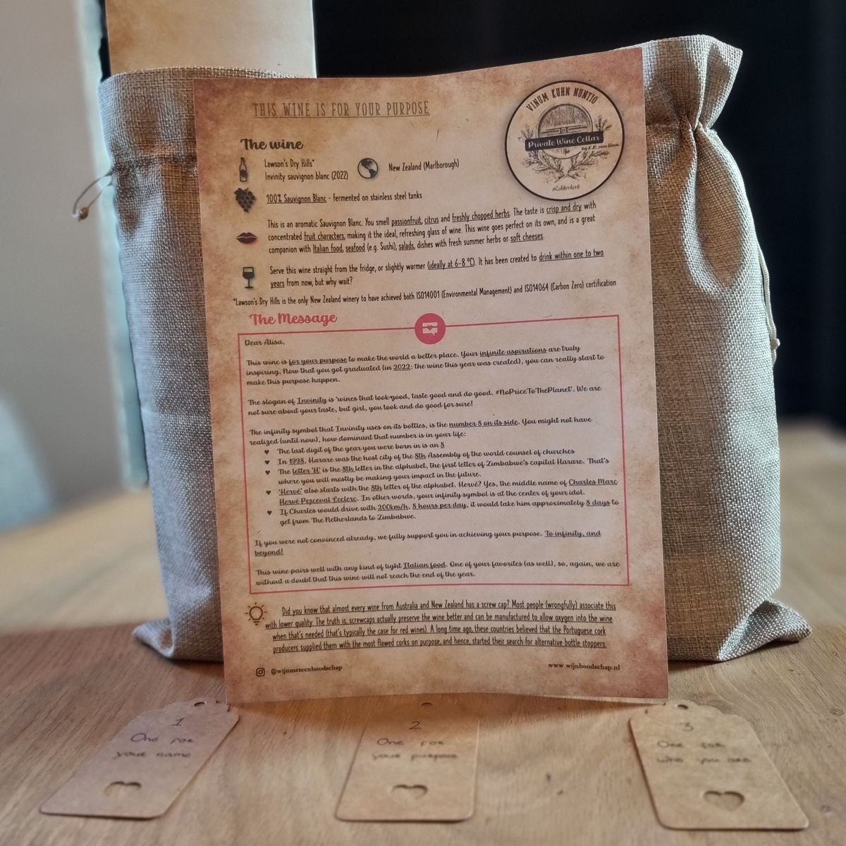 Handgeschreven perkamentbrief bij de jute geschenkzak