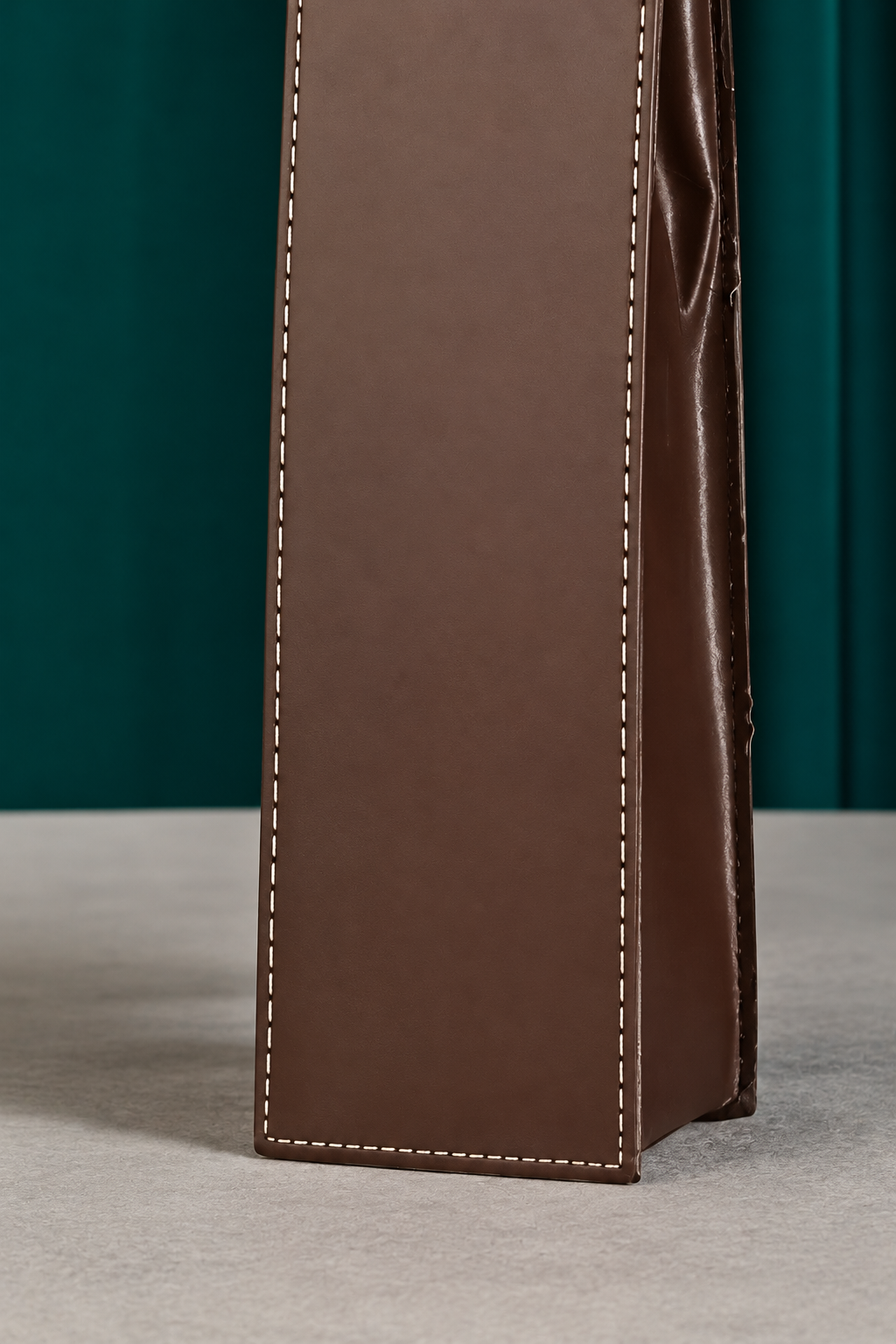 Zijkant en onderkant van de bruine wijn-geschenktas