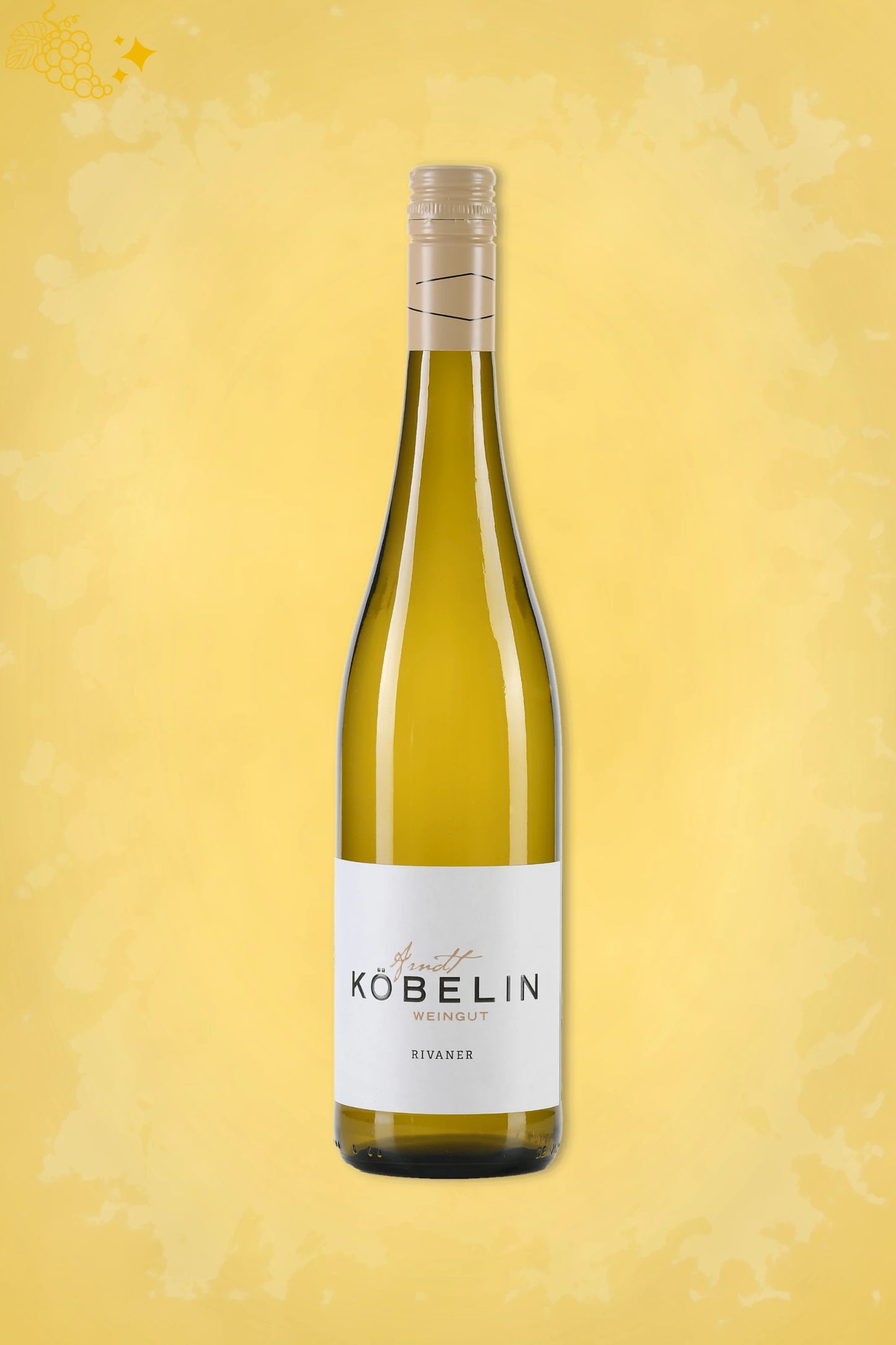 Fles Weingut Köbelin Rivaner Kabinett 2025, Duitse witte wijn, tegen goudkleurige achtergrond.