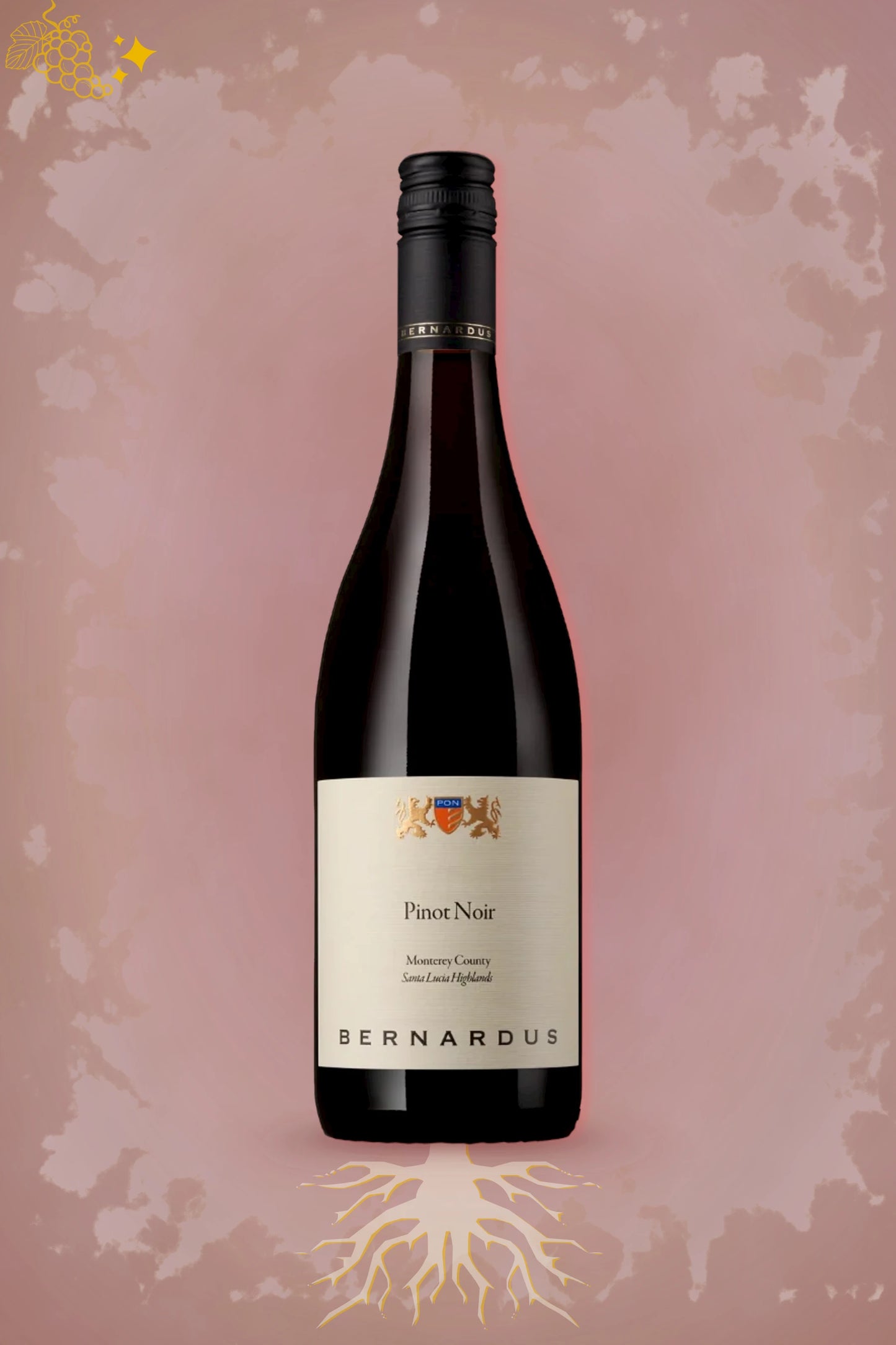 Fles Bernardus Pinot Noir uit Santa Lucia Highlands, jaargang 2023, op bordeauxrode achtergrond.