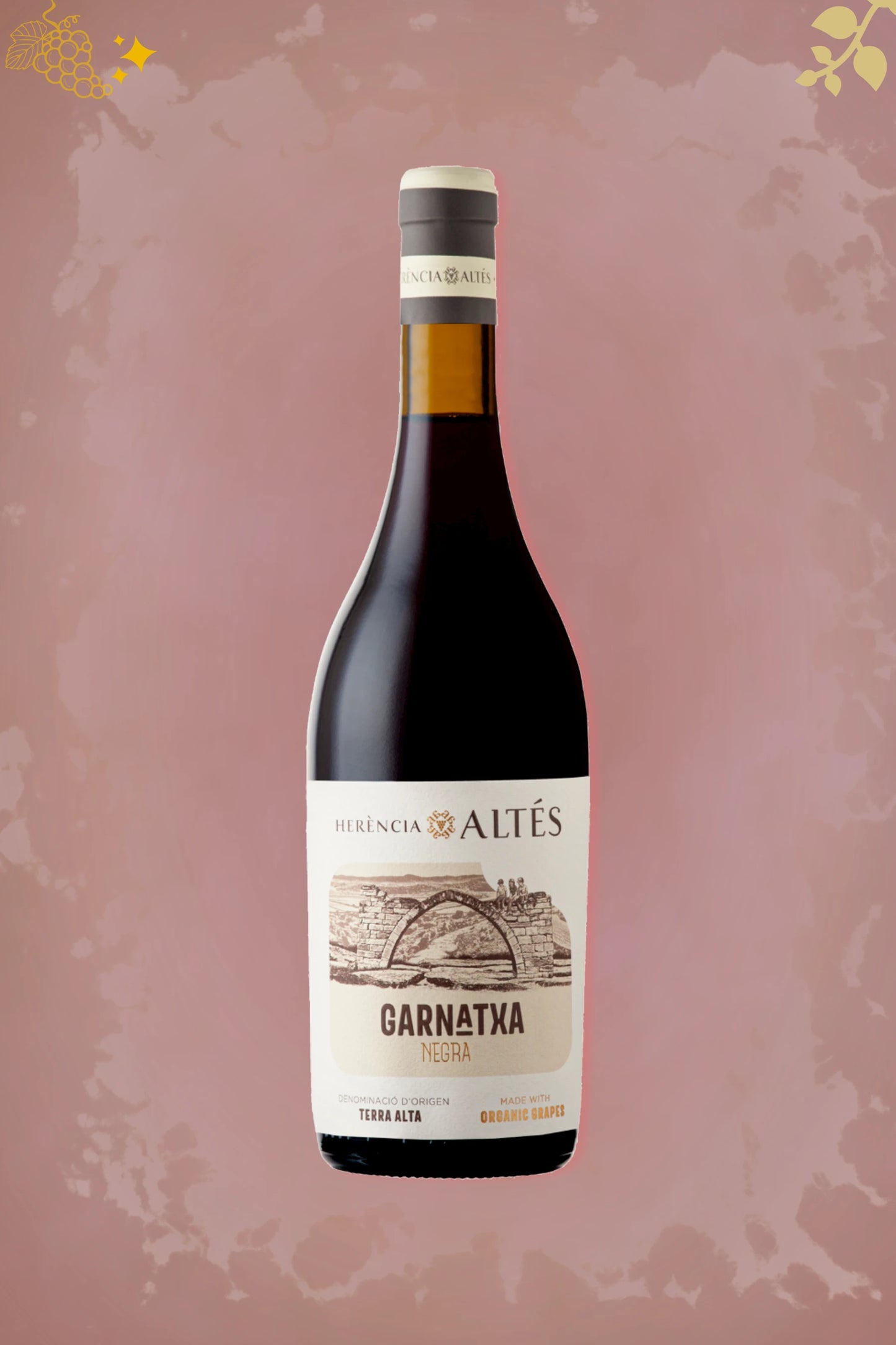 Fles Herència Altés Garnatxa Negra Organic 2025, rode wijn uit Terra Alta, tegen bordeauxrode achtergrond.