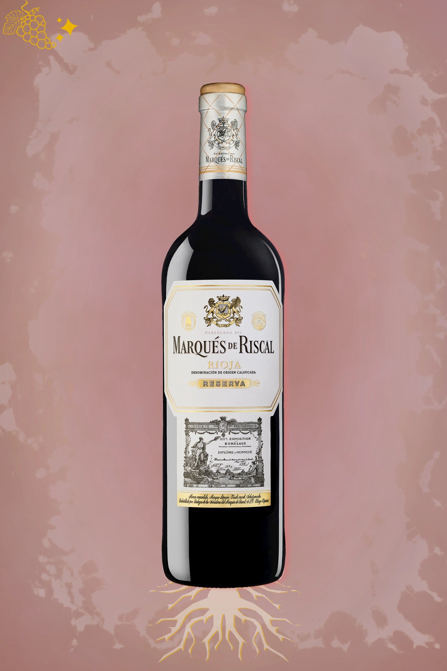 Fles Marqués de Riscal Rioja Reserva 2020 uit Spanje tegen bordeauxrode achtergrond.