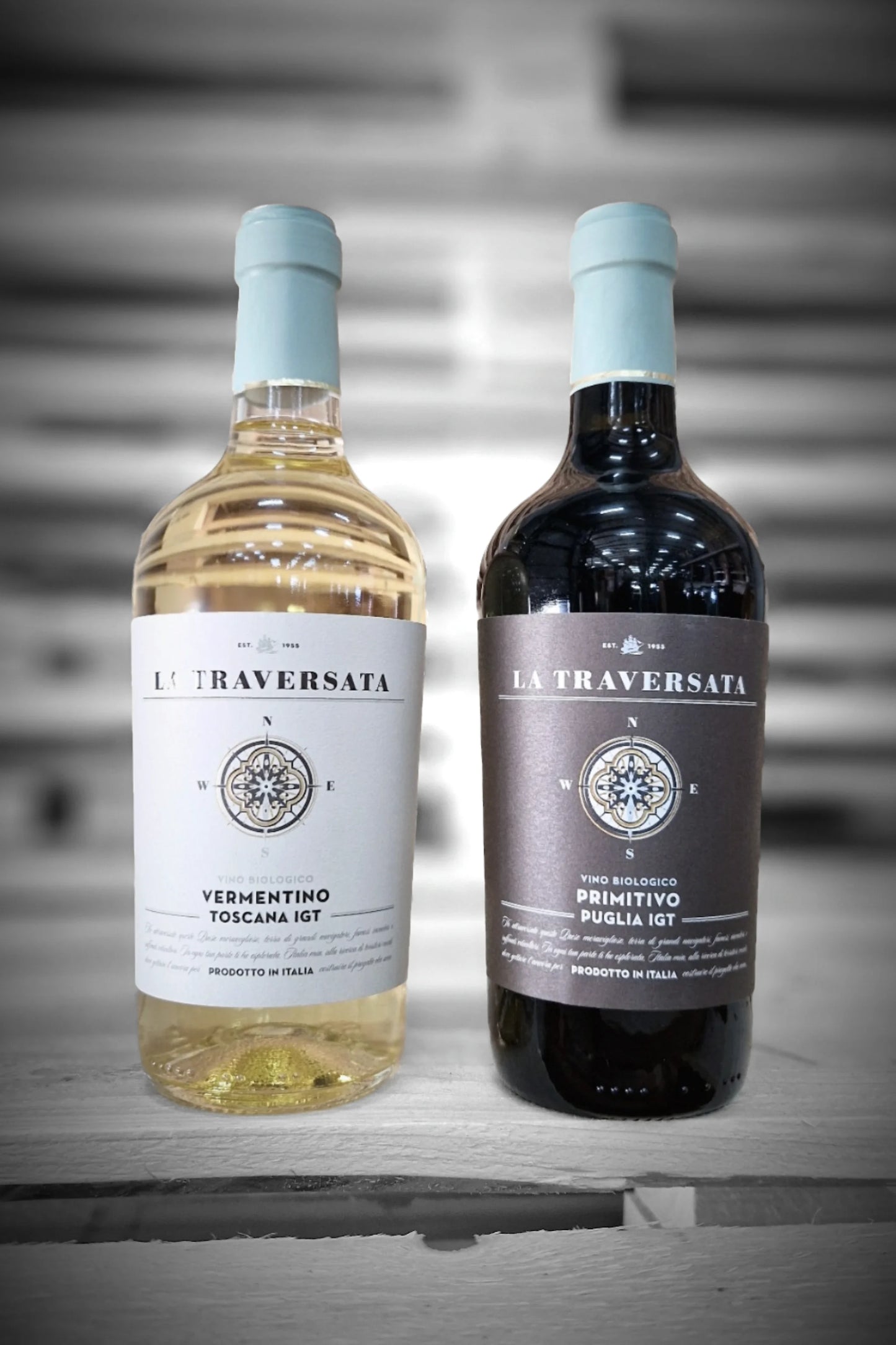 Drie flessen Corvezzo Vermentino en drie Primitivo tegen vervaagde achtergrond – Mixdoos I (3× Vermentino, 3× Primitivo)