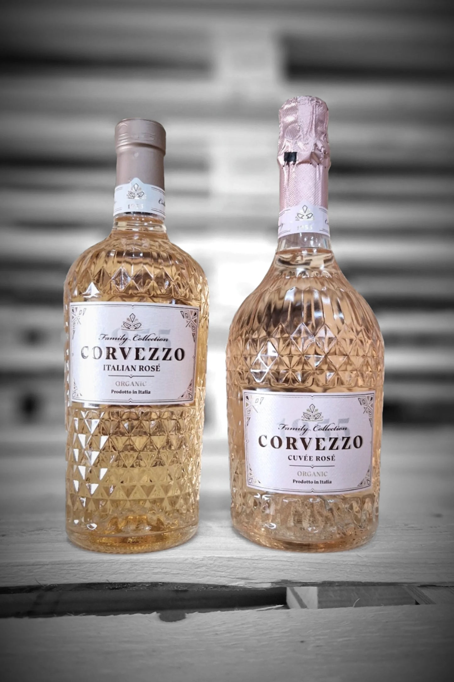 Drie flessen Corvezzo Rosé Bubbel en drie Rosé tegen vervaagde achtergrond – Mixdoos K (3× Bubbel, 3× Rosé)
