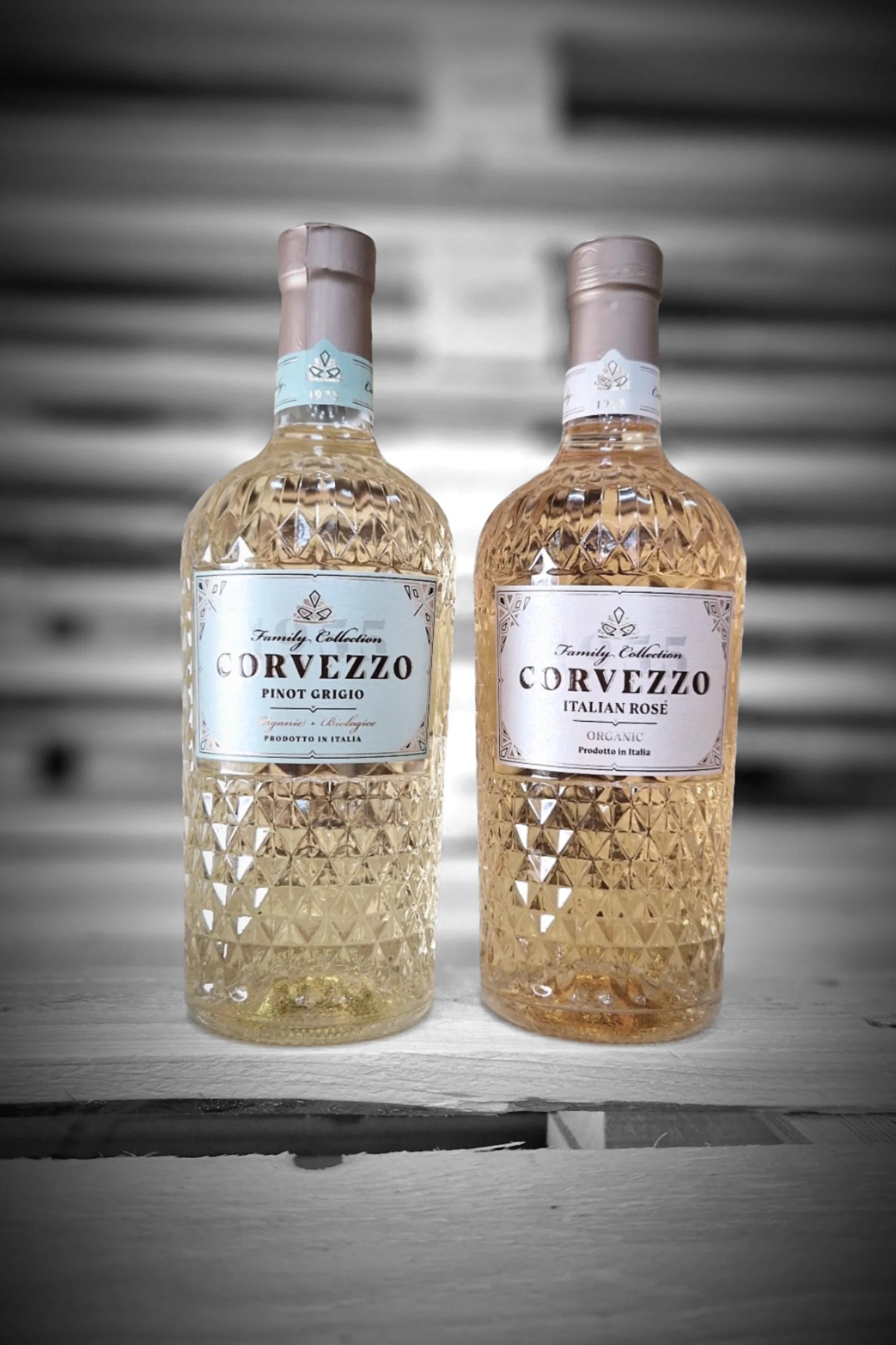 Drie flessen Corvezzo Pinot Grigio en drie Rosé tegen vervaagde achtergrond – Mixdoos L (3× PG, 3× Rosé)