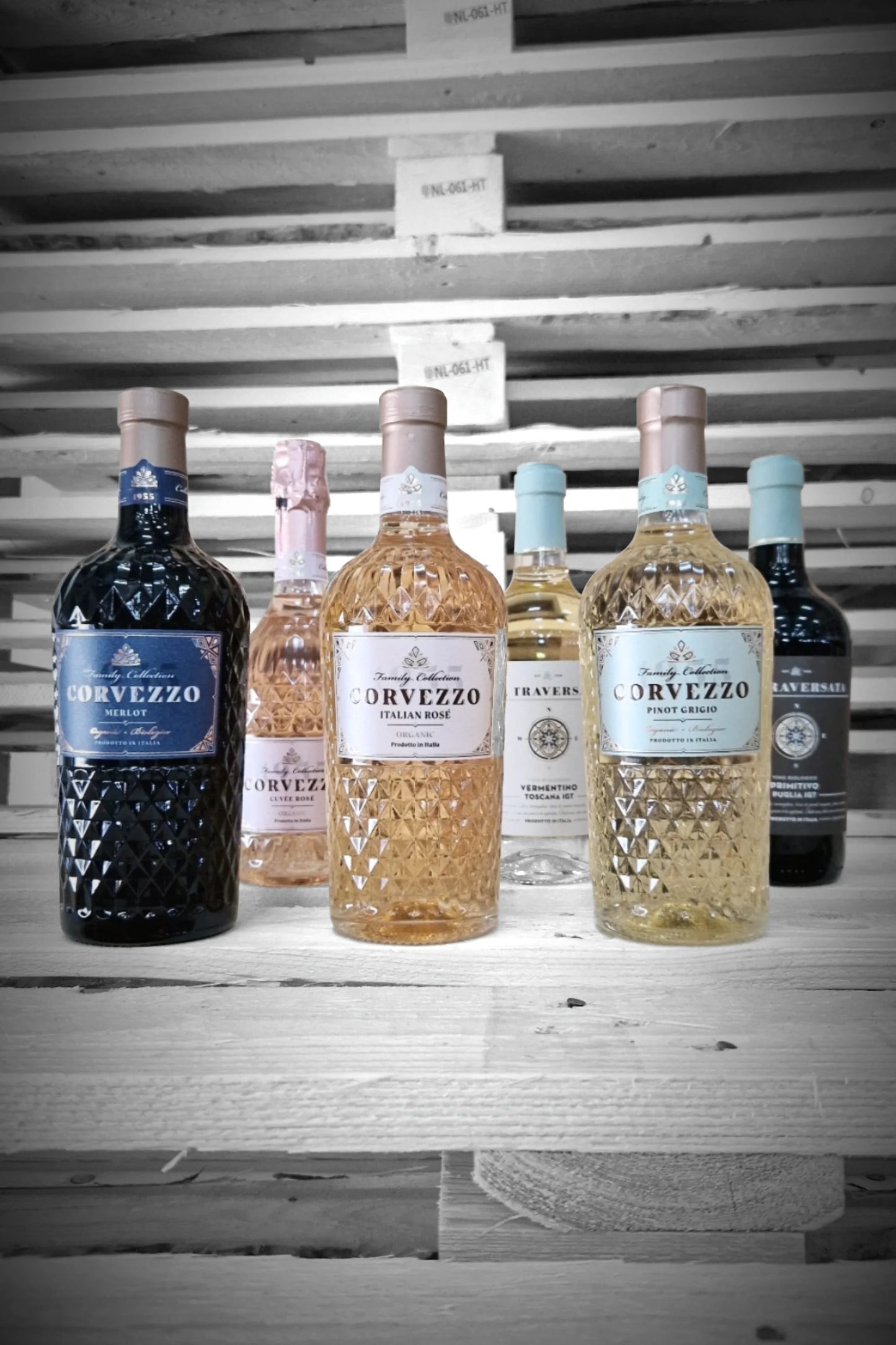 Één fles Pinot Grigio, Rosé, Merlot, Rosé Bubbel, Vermentino en Primitivo tegen vervaagde achtergrond – Mixdoos M (1× elk)