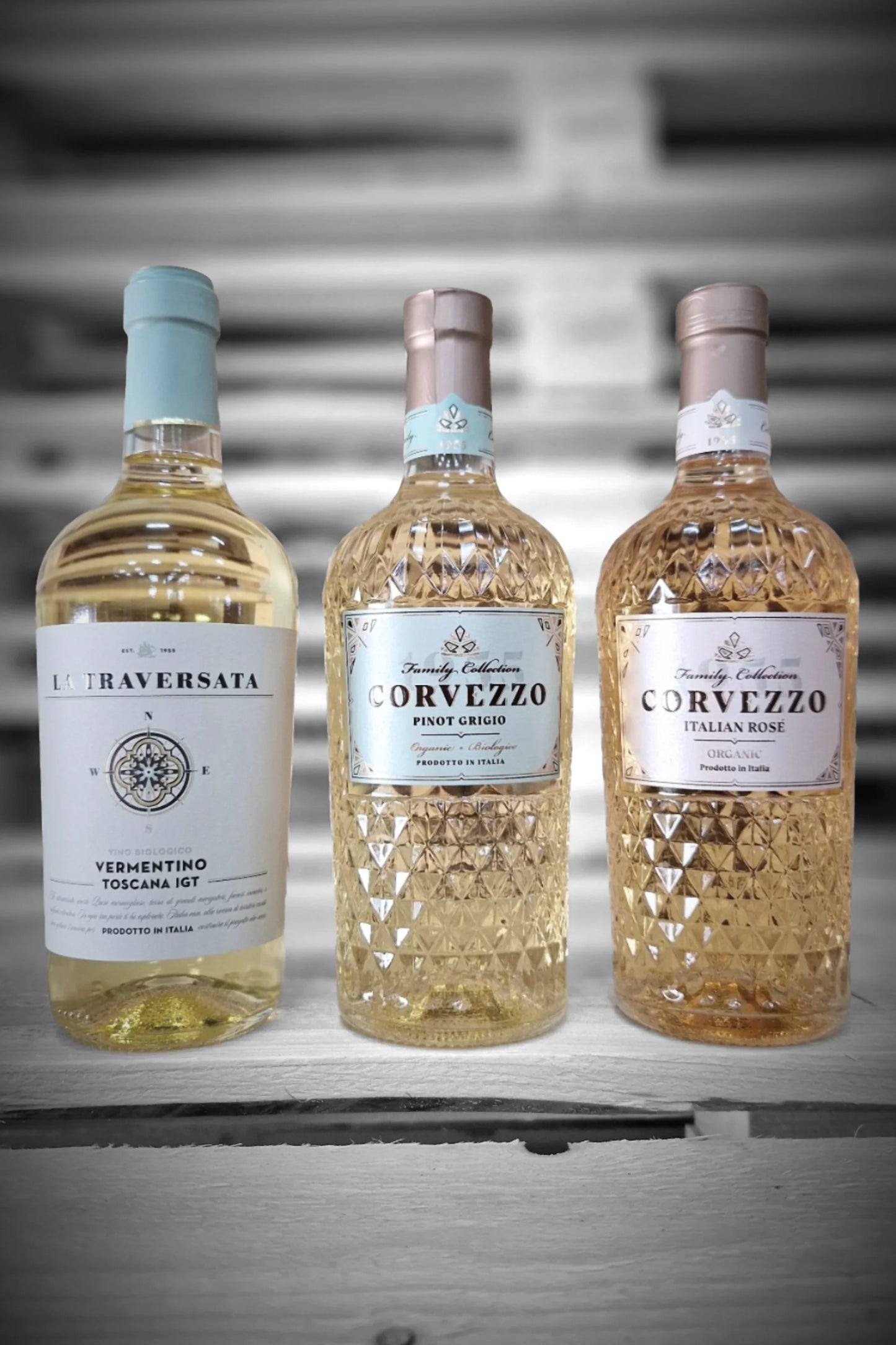 Twee flessen Corvezzo Pinot Grigio, twee Vermentino en twee Rosé tegen vervaagde achtergrond – Mixdoos O (2× PG, 2× Vermentino, 2× Rosé)