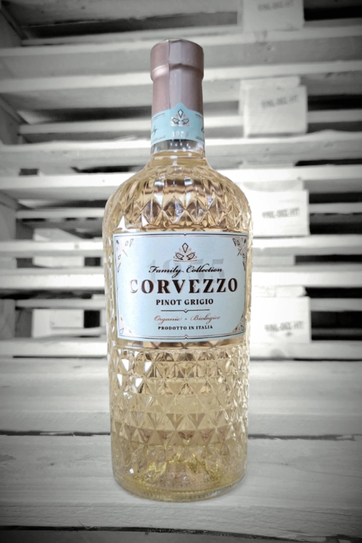 Fles Corvezzo Pinot Grigio tegen vervaagde loodsachtergrond – Mixdoos A (6× Pinot Grigio)