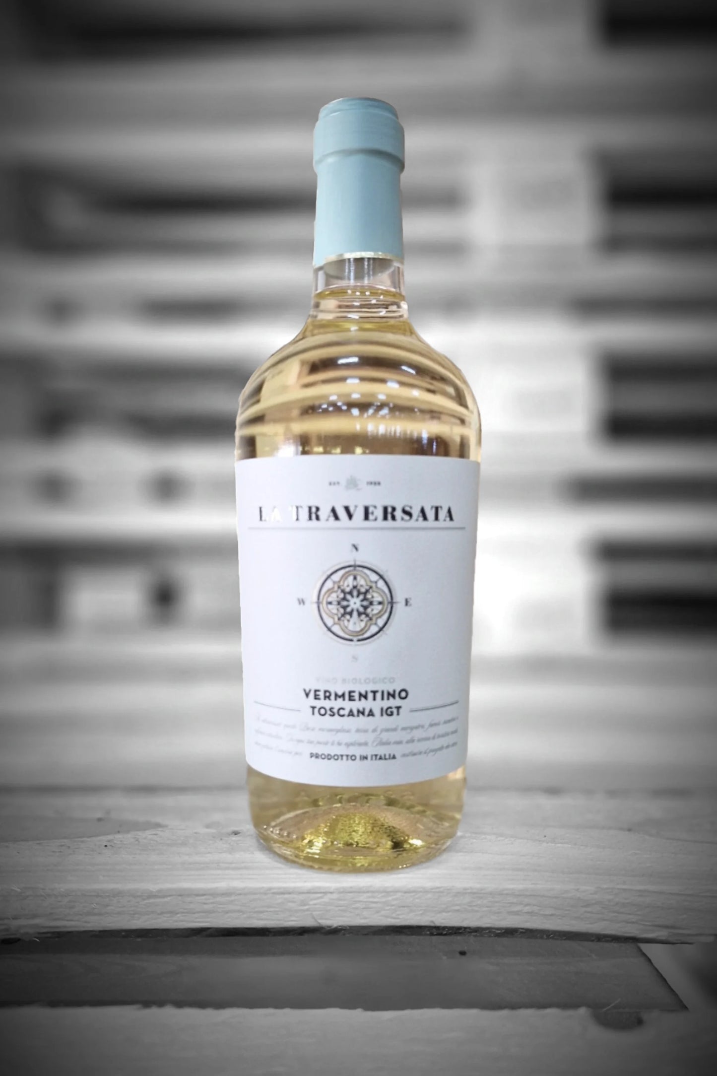 Fles Corvezzo Vermentino tegen vervaagde loodsachtergrond – Mixdoos E (6× Vermentino)