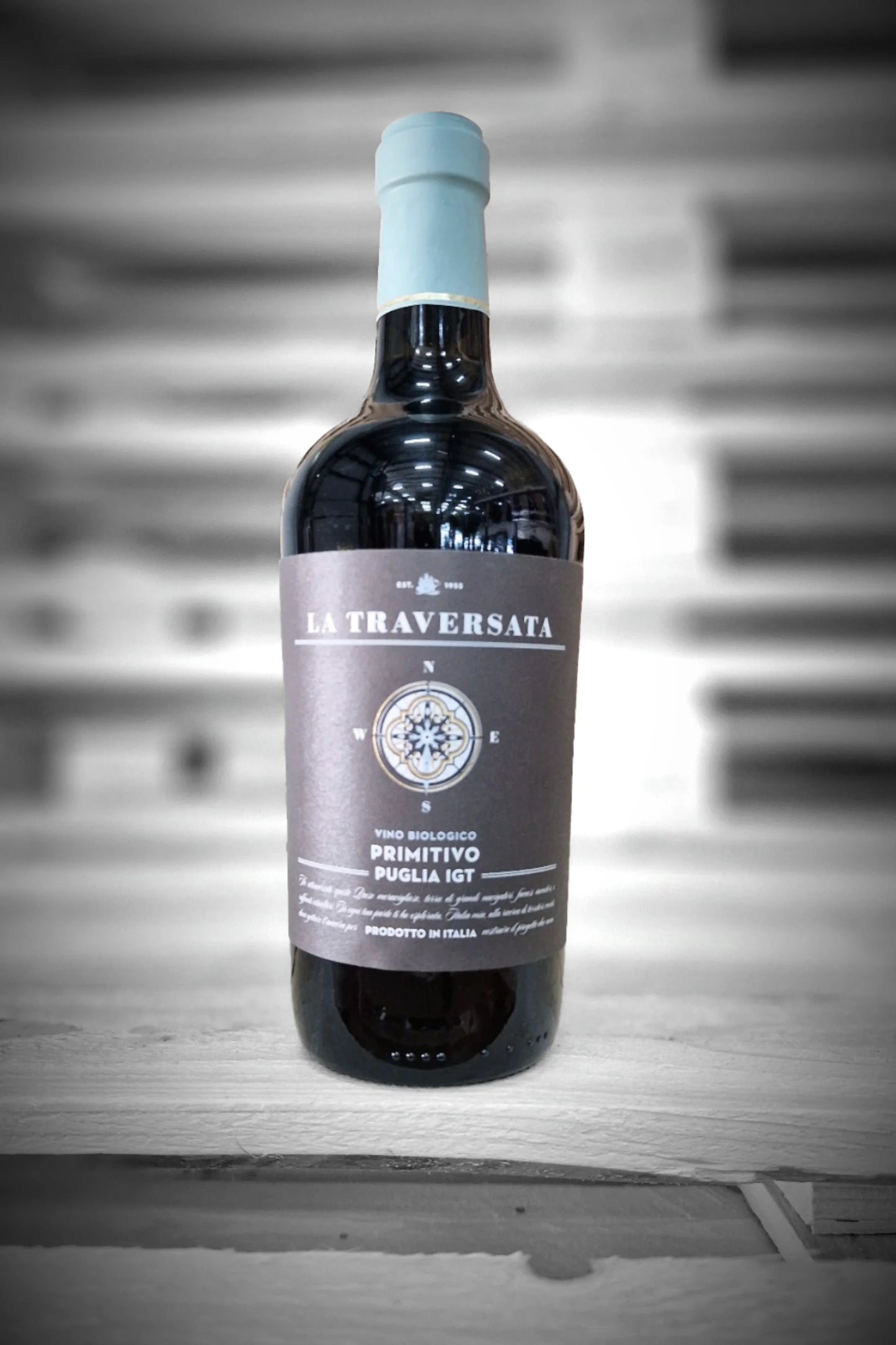Fles Corvezzo Primitivo tegen vervaagde loodsachtergrond – Mixdoos F (6× Primitivo)