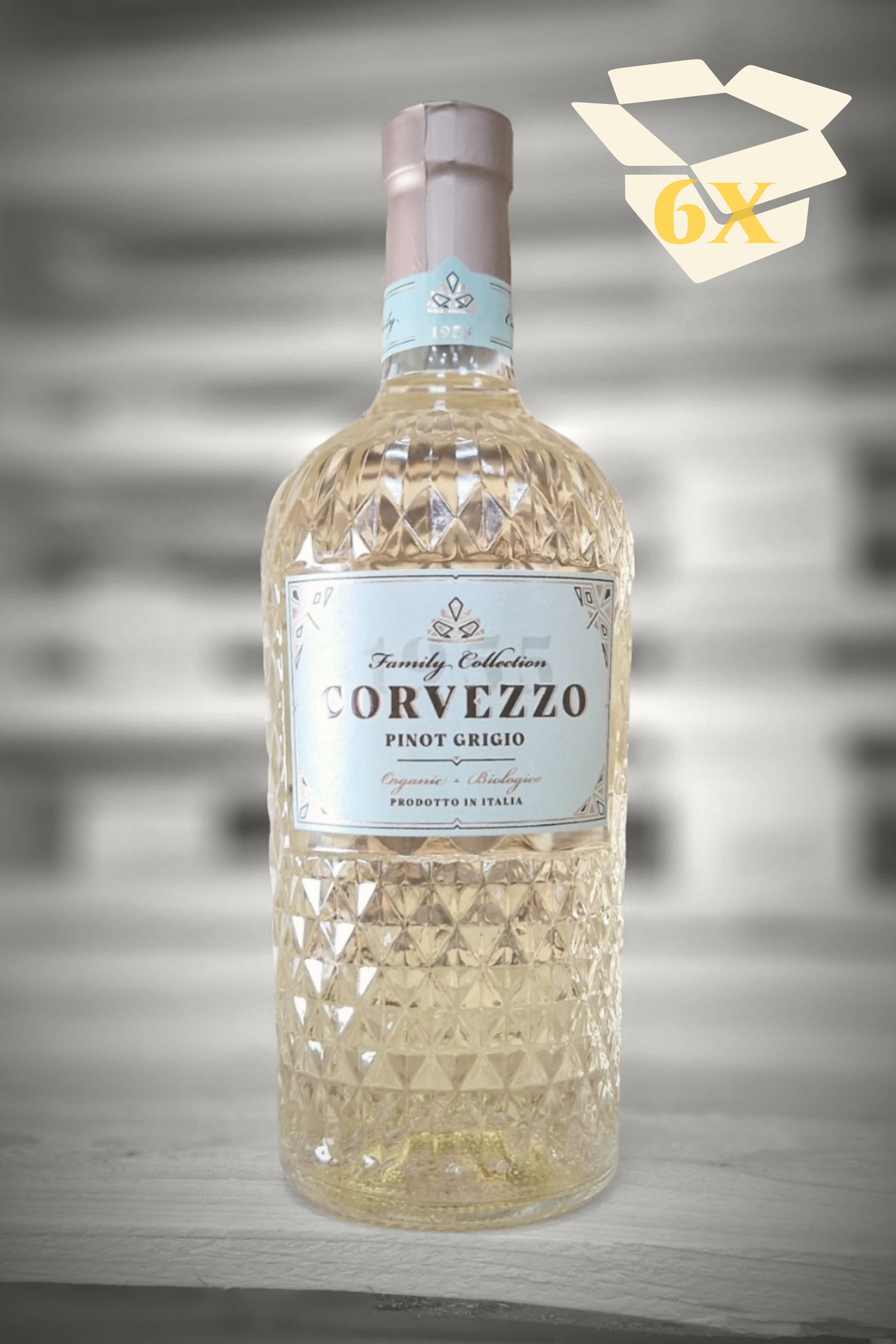 Beige overlay met doos-icoon over fles Corvezzo Pinot Grigio tegen vervaagde loodsachtergrond – Mixdoos A (6× Pinot Grigio)