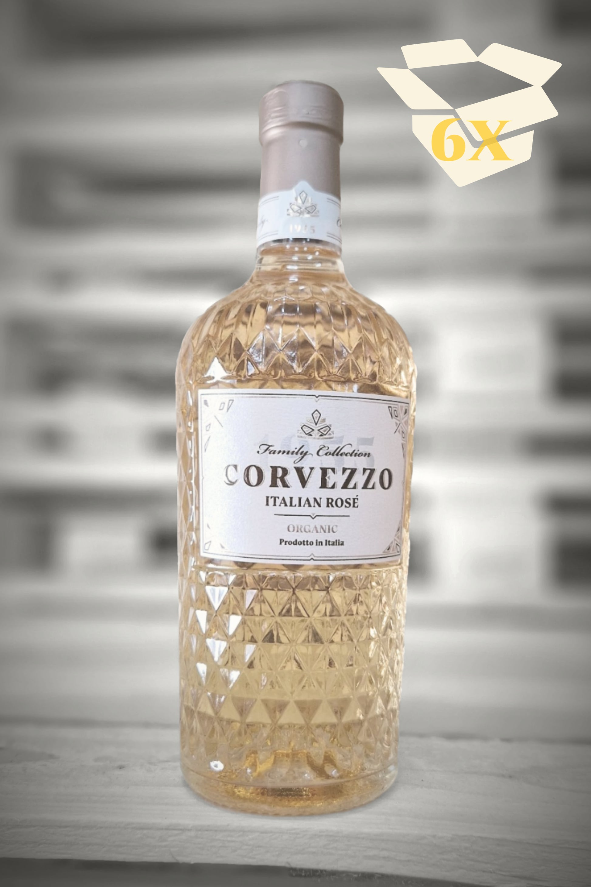 Beige overlay met doos-icoon over fles Corvezzo Rosé tegen vervaagde loodsachtergrond – Mixdoos B (6× Rosé)