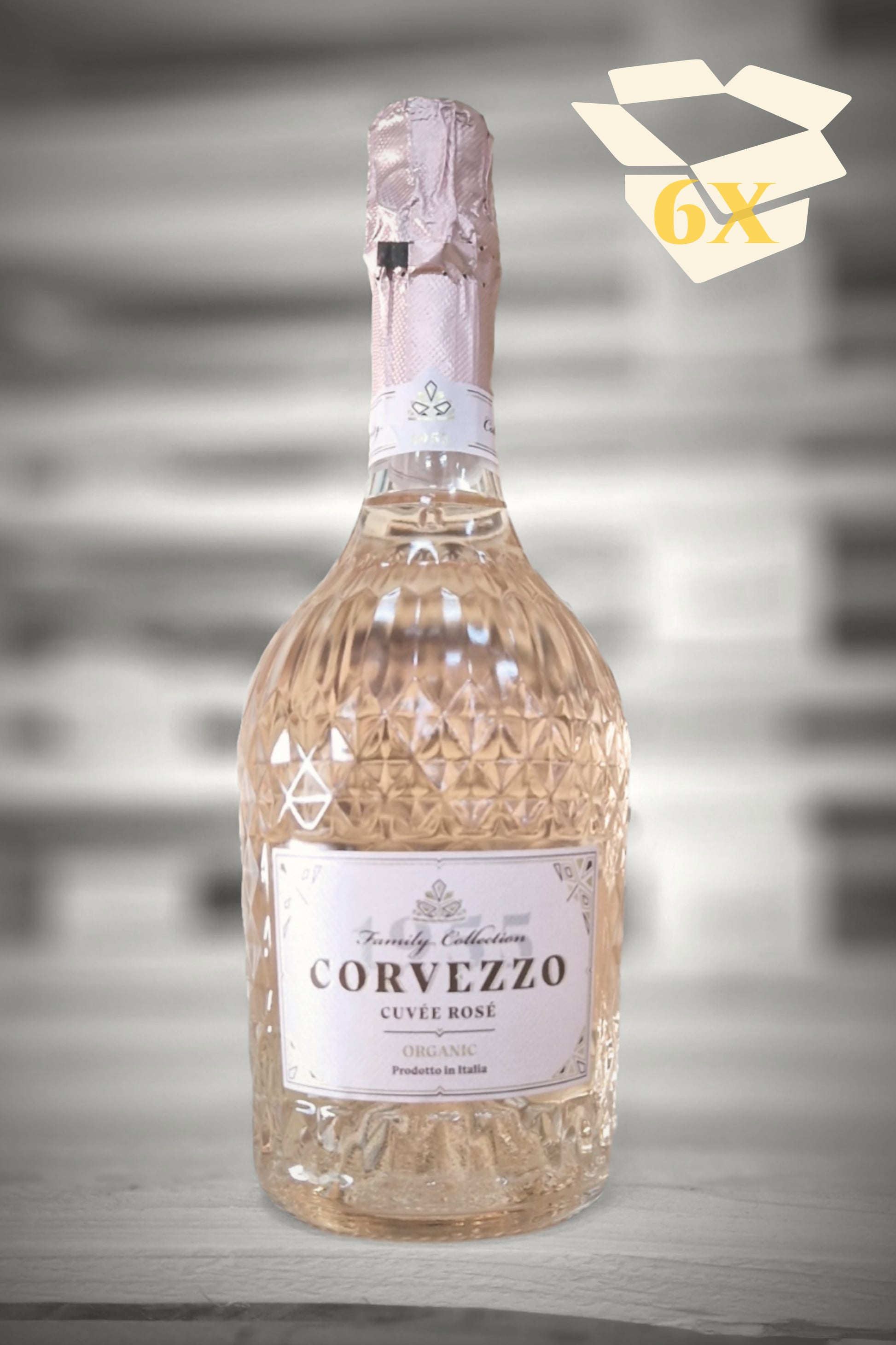 Beige overlay met doos-icoon over fles Corvezzo Rosé Bubbel tegen vervaagde loodsachtergrond – Mixdoos D (6× Rosé Bubbel)
