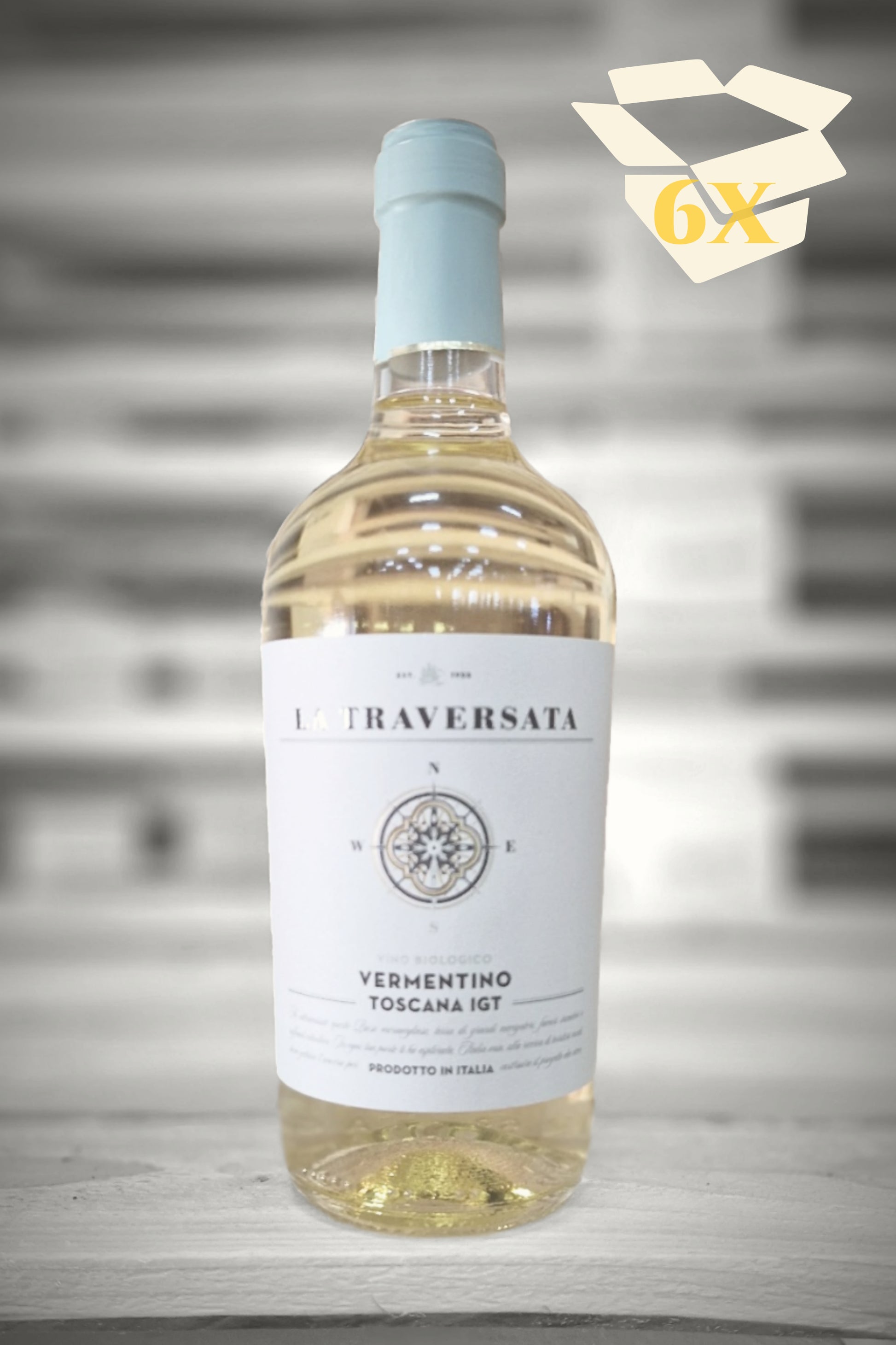 Beige overlay met doos-icoon over fles Corvezzo Vermentino tegen vervaagde loodsachtergrond – Mixdoos E (6× Vermentino)