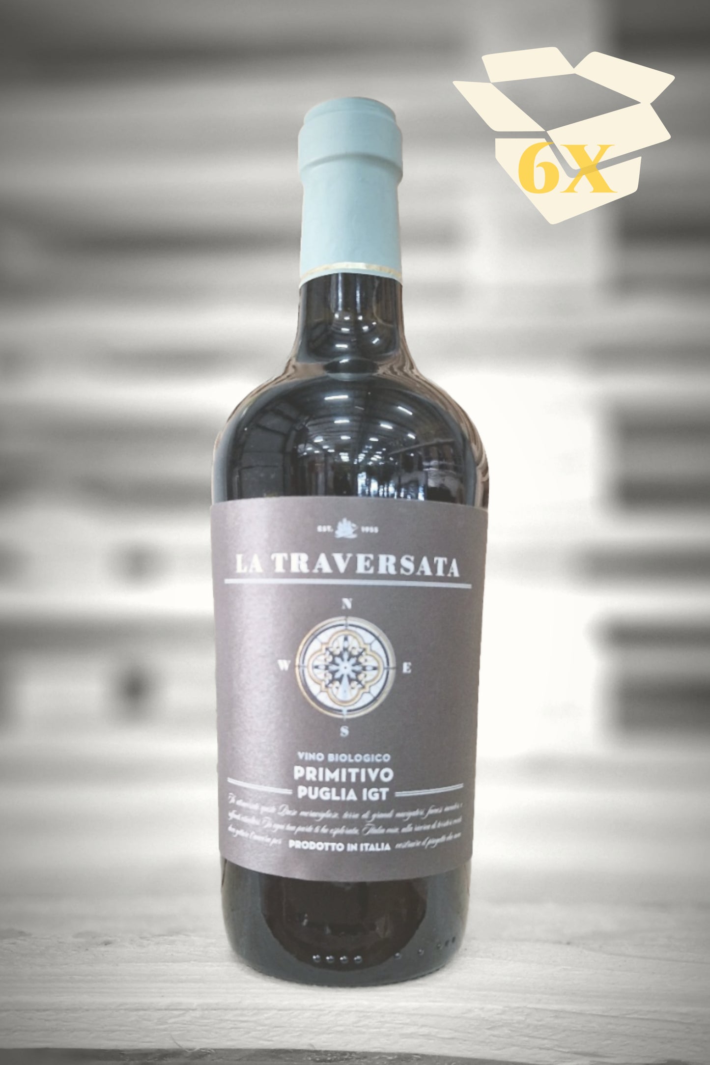 Beige overlay met doos-icoon over fles Corvezzo Primitivo tegen vervaagde loodsachtergrond – Mixdoos F (6× Primitivo)