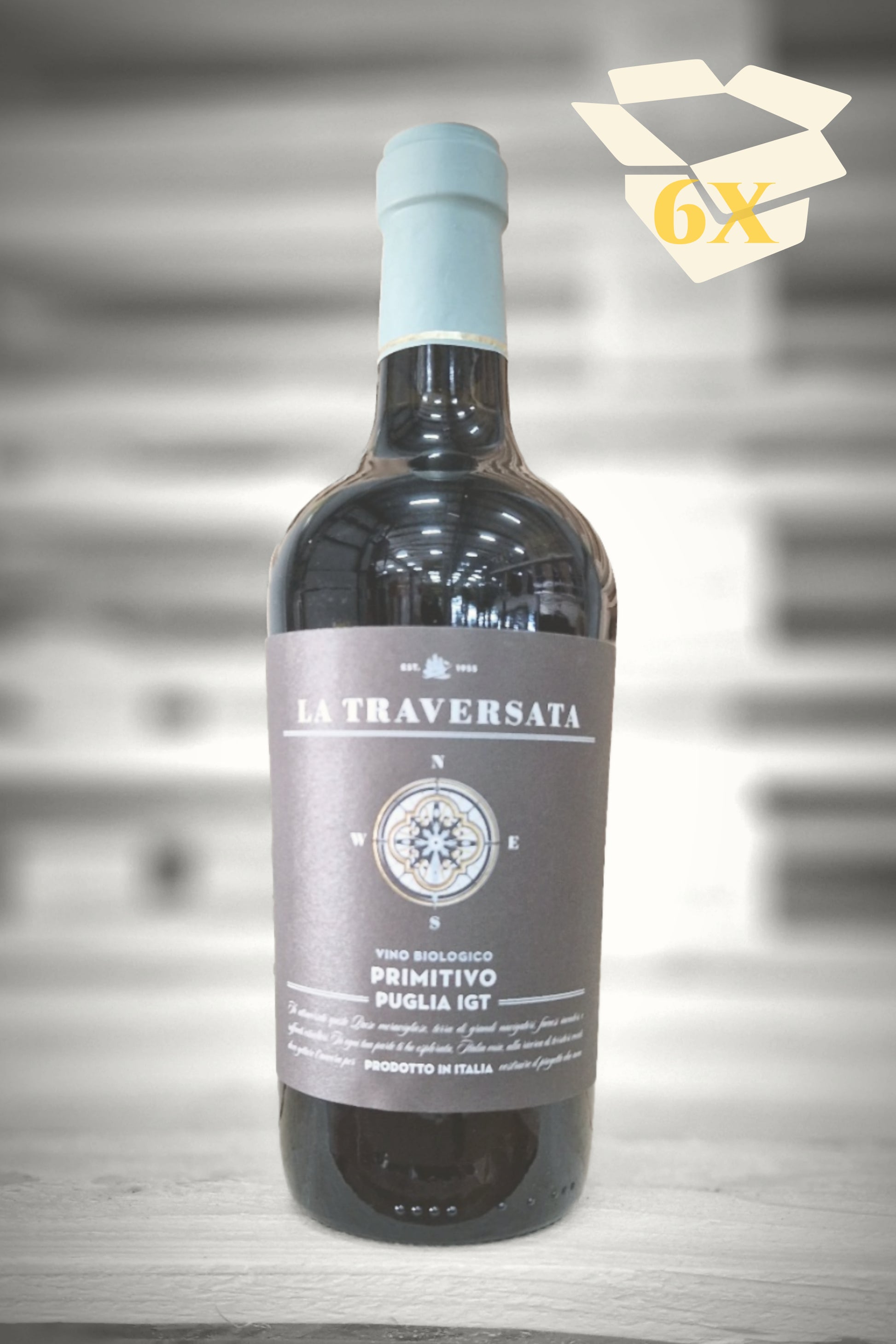 Beige overlay met doos-icoon over fles Corvezzo Primitivo tegen vervaagde loodsachtergrond – Mixdoos F (6× Primitivo)