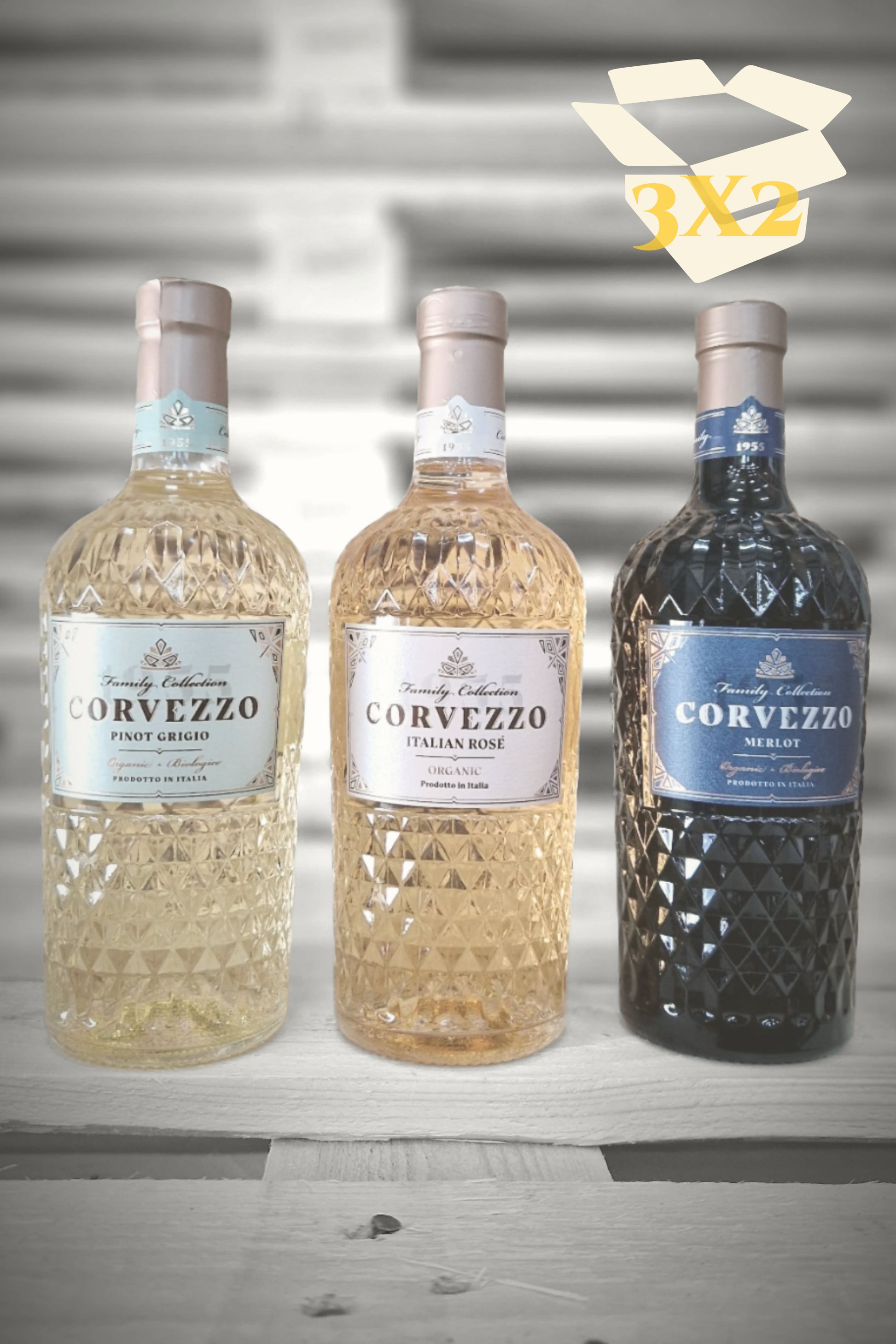 Beige overlay met doos-icoon over zes flessen Corvezzo (2× Pinot Grigio, 2× Rosé, 2× Merlot) tegen vervaagde achtergrond – Mixdoos G