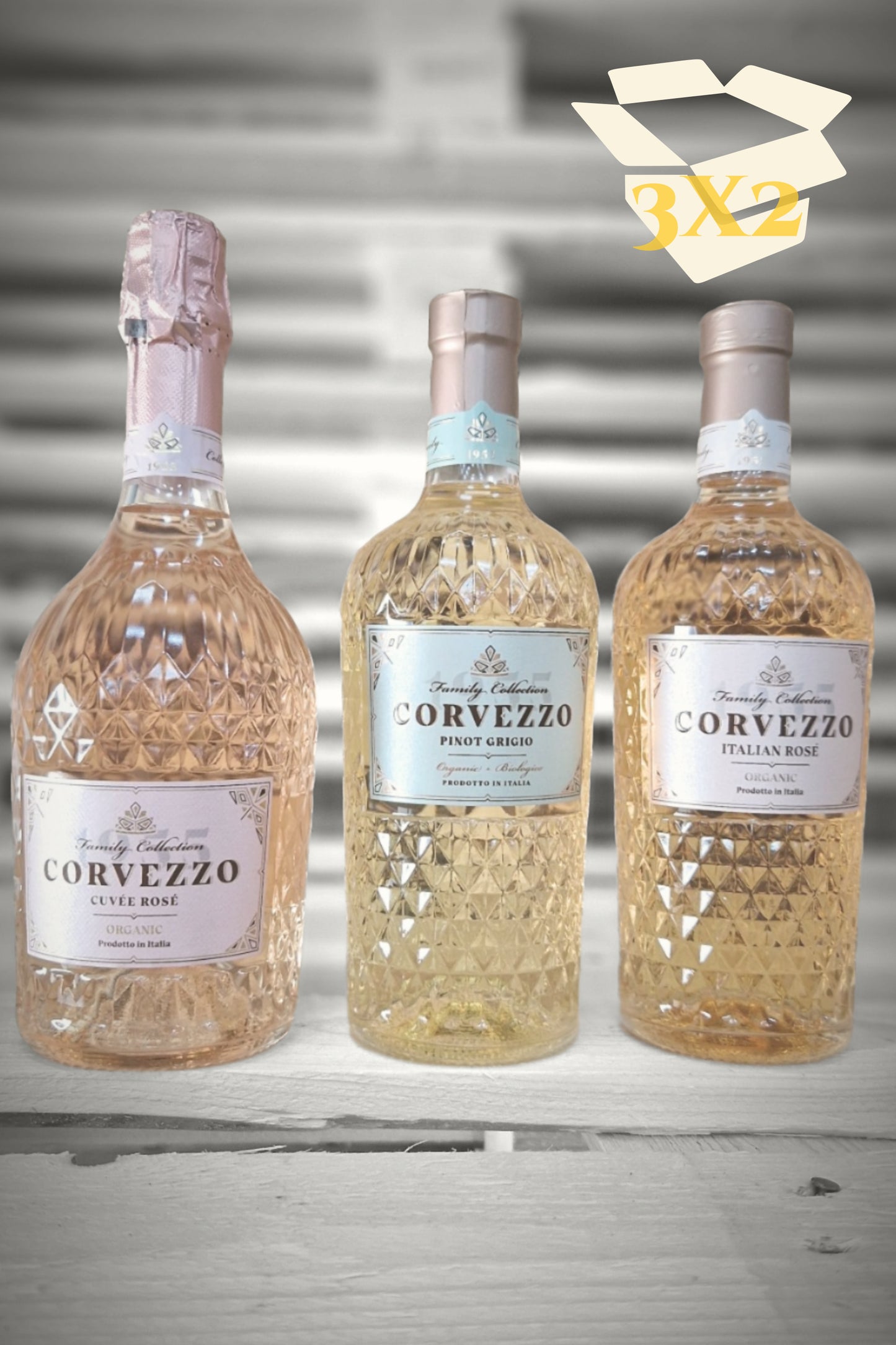 Beige overlay met doos-icoon over zes flessen Corvezzo (2× Rosé Bubbel, 2× Pinot Grigio, 2× Rosé) tegen vervaagde achtergrond – Mixdoos H