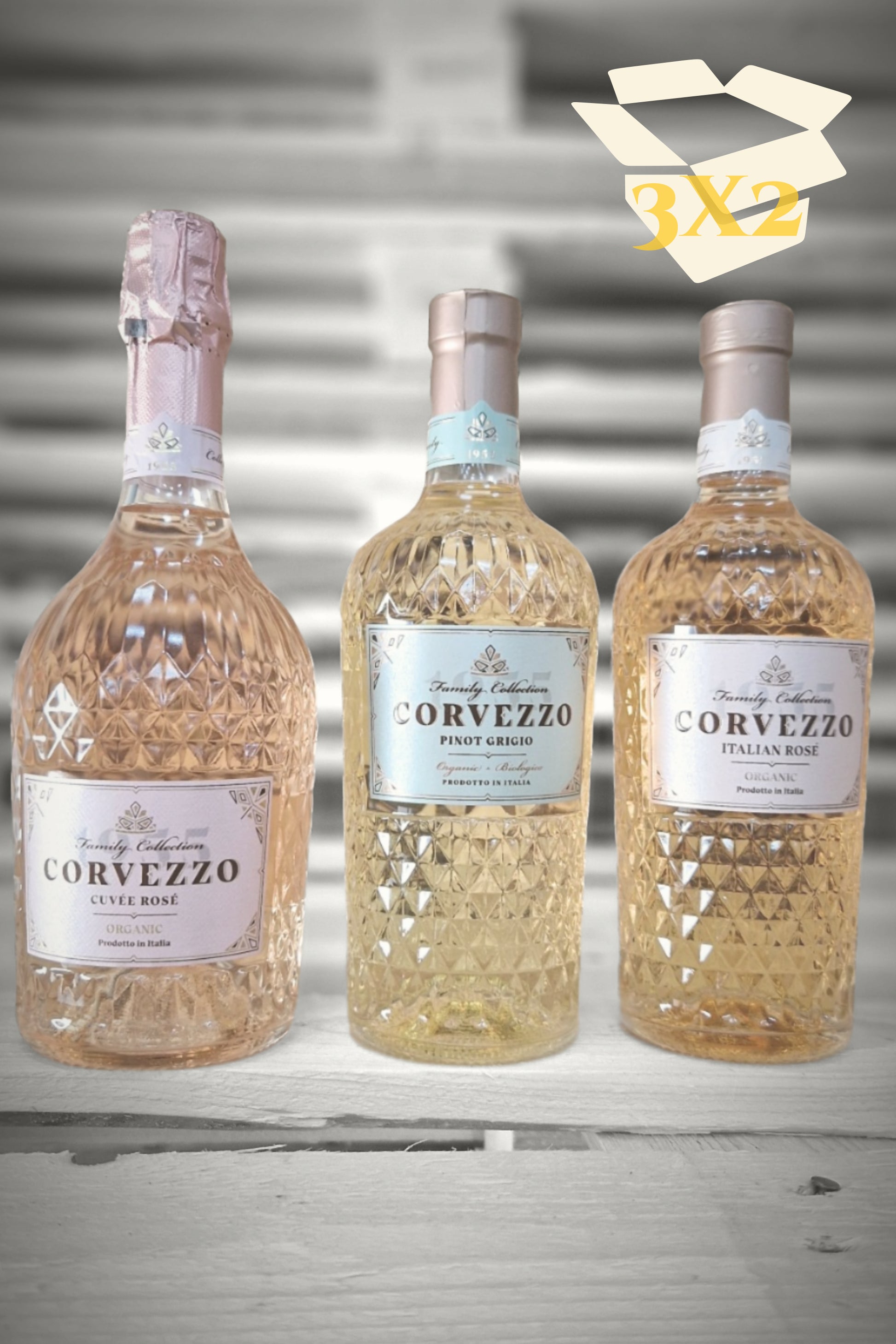 Beige overlay met doos-icoon over zes flessen Corvezzo (2× Rosé Bubbel, 2× Pinot Grigio, 2× Rosé) tegen vervaagde achtergrond – Mixdoos H