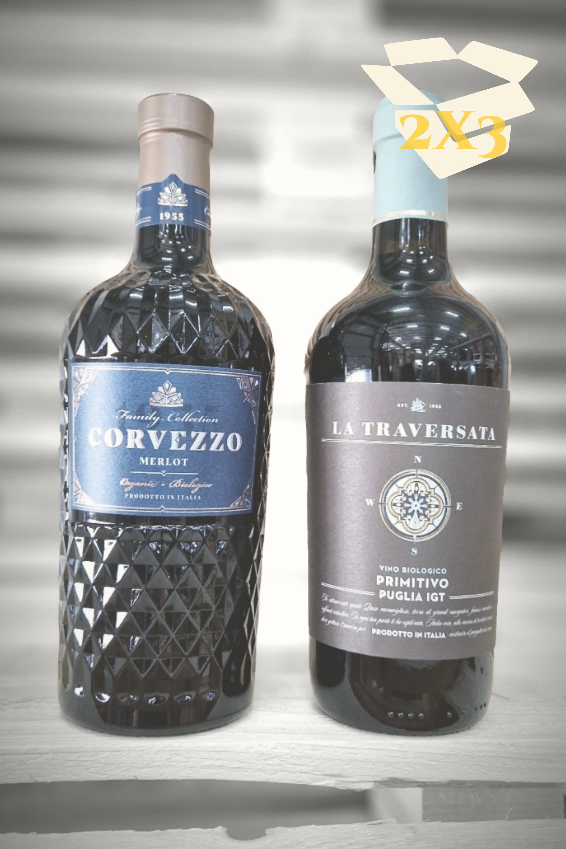 Beige overlay met doos-icoon over zes flessen Corvezzo (3× Merlot, 3× Primitivo) tegen vervaagde achtergrond – Mixdoos J