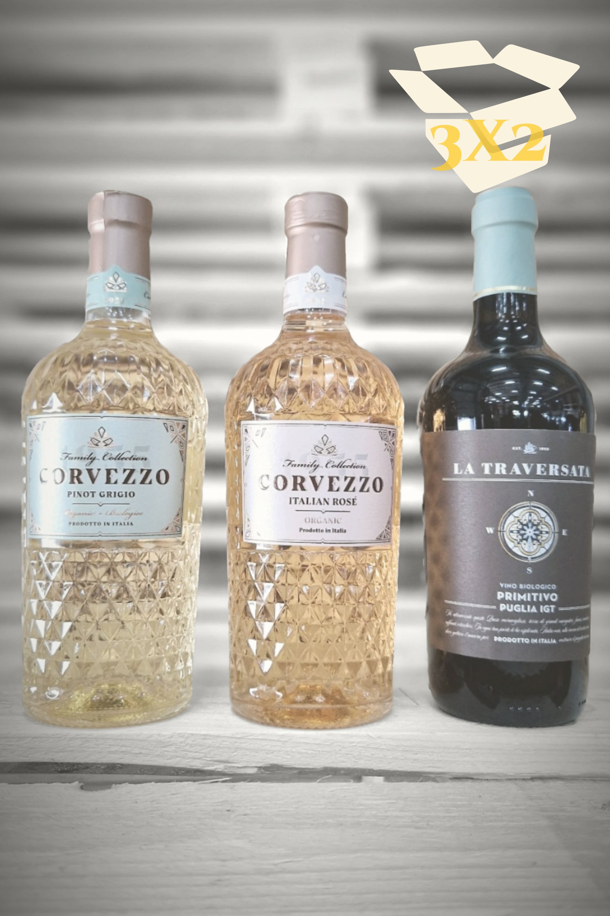 Beige overlay met doos-icoon over zes flessen Corvezzo (2× Pinot Grigio, 2× Rosé, 2× Primitivo) tegen vervaagde achtergrond – Mixdoos N