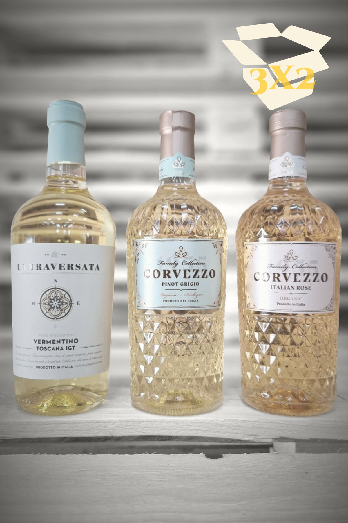 Beige overlay met doos-icoon over zes flessen Corvezzo (2× Pinot Grigio, 2× Vermentino, 2× Rosé) tegen vervaagde achtergrond – Mixdoos O