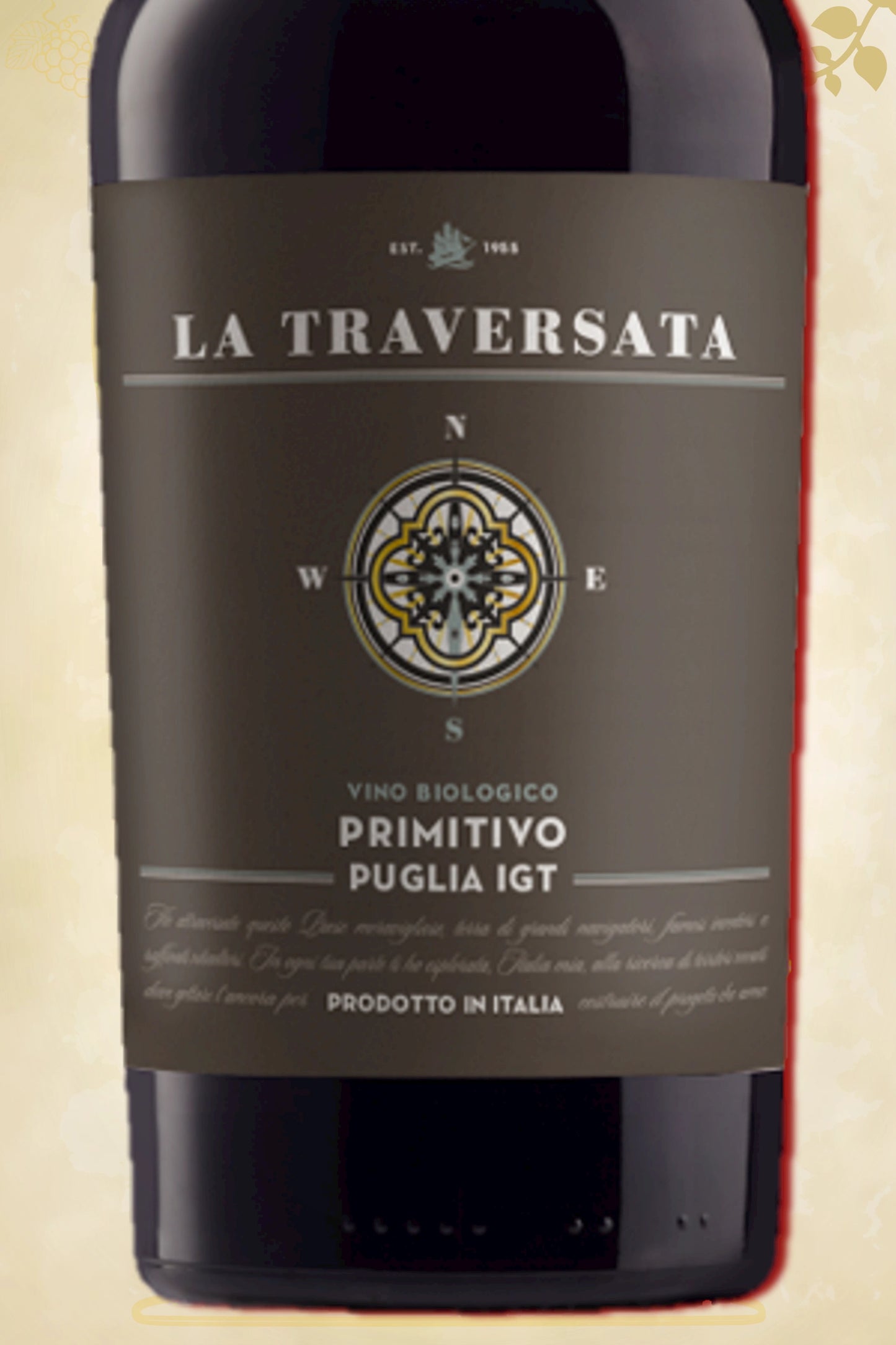 Etiket close‑up van La Traversata – Primitivo (2023) – focus op logo tegen beige achtergrond