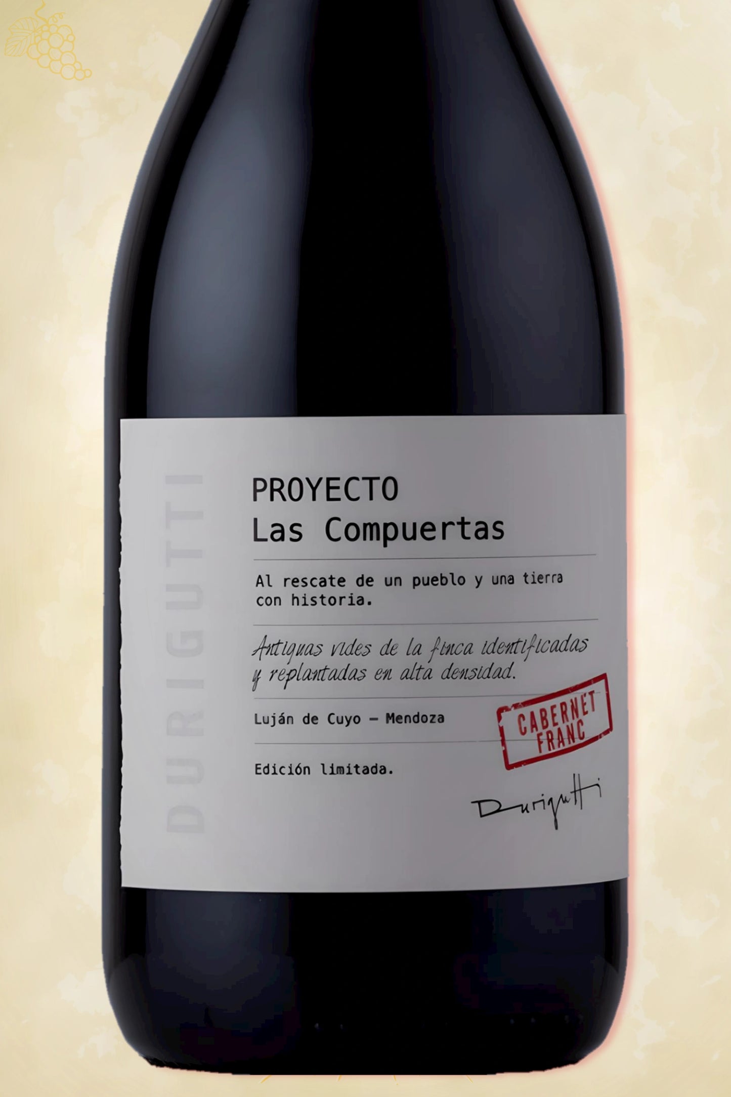 Etiket close‑up van Durigutti – Proyecta las Compuertas Cabernet Franc (2022) – focus op logo tegen beige achtergrond