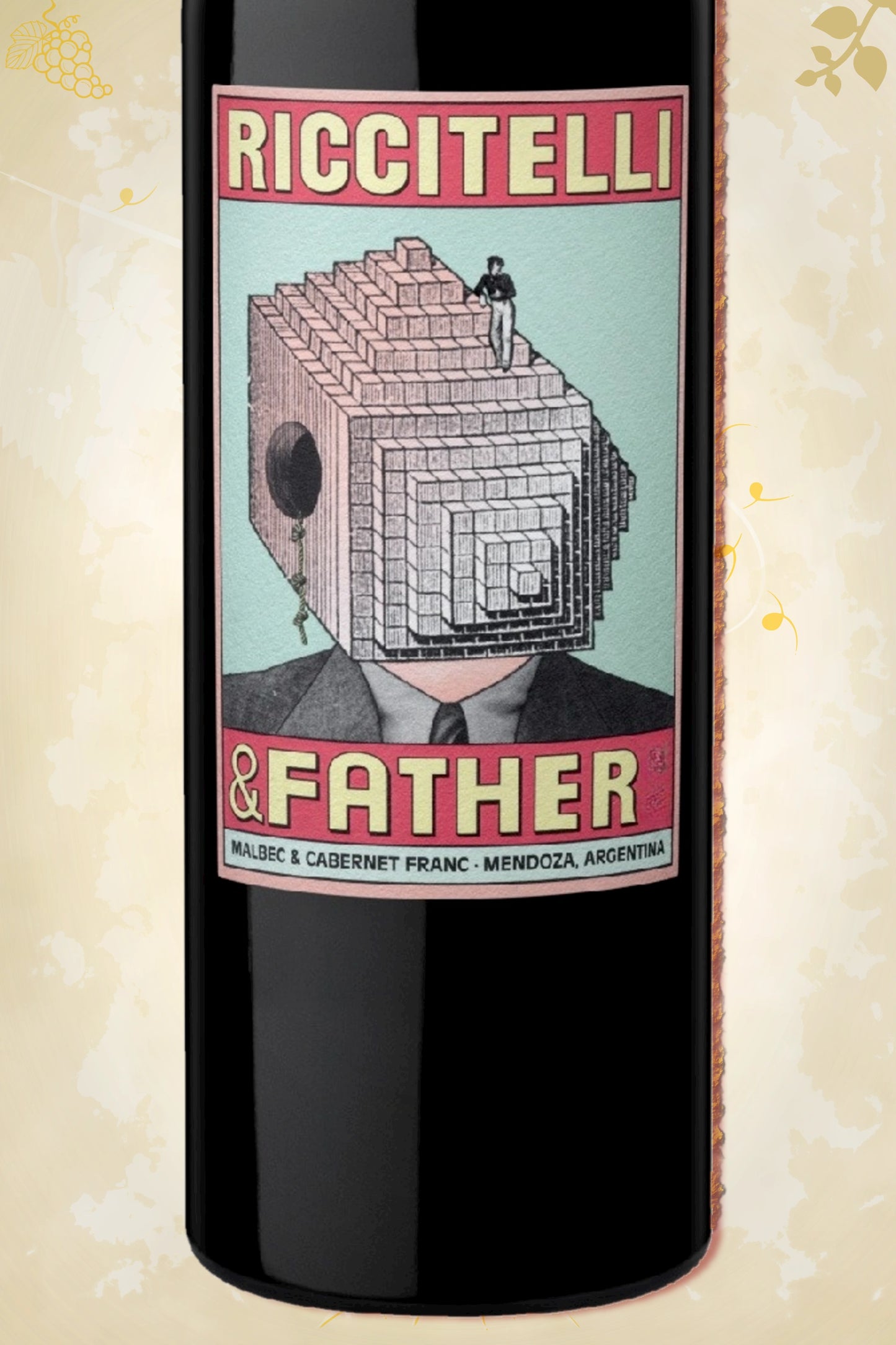 Ingezoomd label: Matías Riccitelli – Riccitelli & Father Red Blend (2021) – ontwerpdetails op beige achtergrond