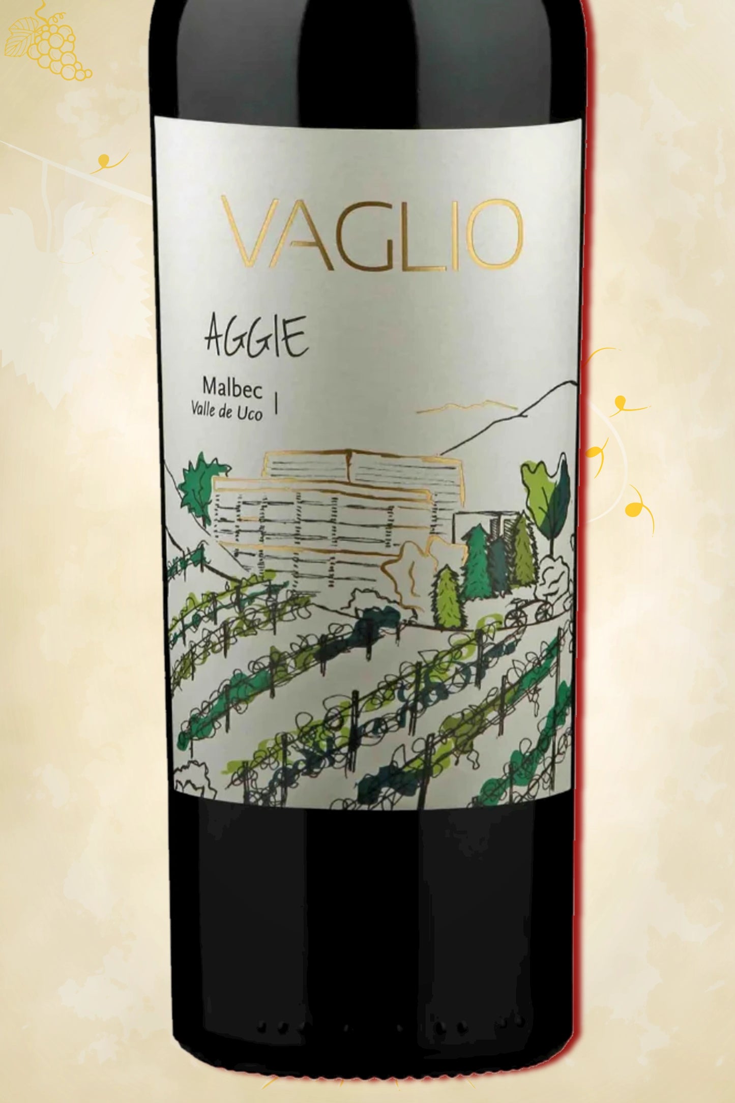 Ingezoomd label: Vaglio – Aggie Malbec (2021) – ontwerpdetails op beige achtergrond