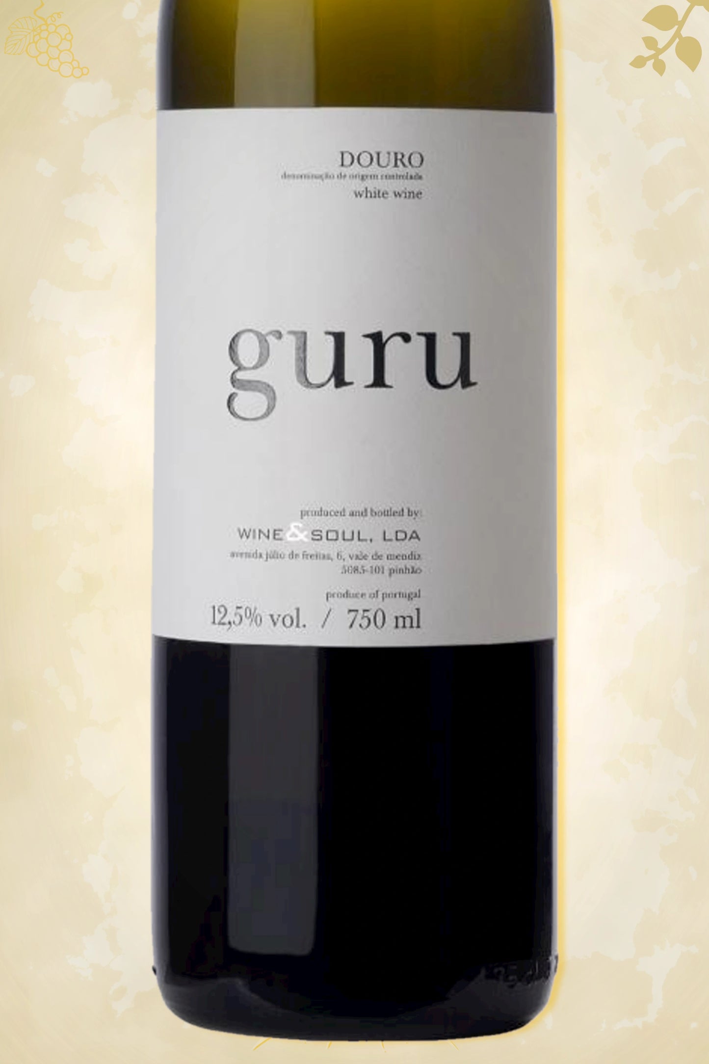 Detail etiket Wine & Soul - Guru (2023) – witte wijn herkenbaar op beige achtergrond