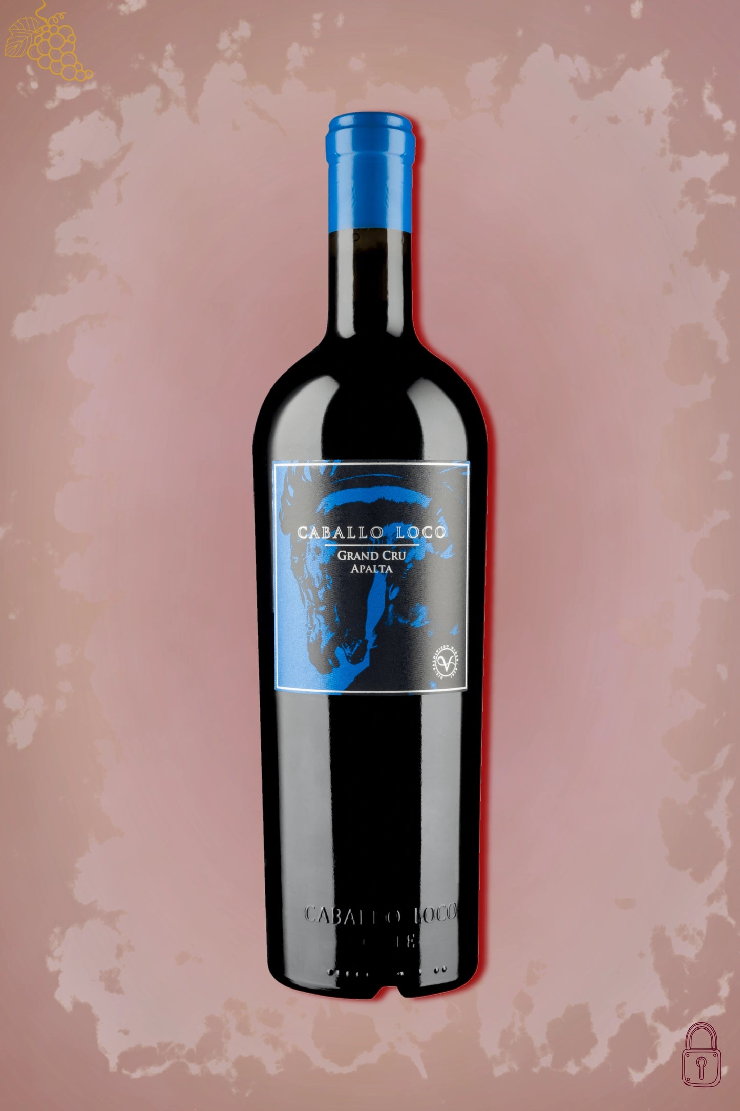 Fles Caballo Loco Grand Cru Apalta 2021 uit Chili tegen bordeauxrode achtergrond.