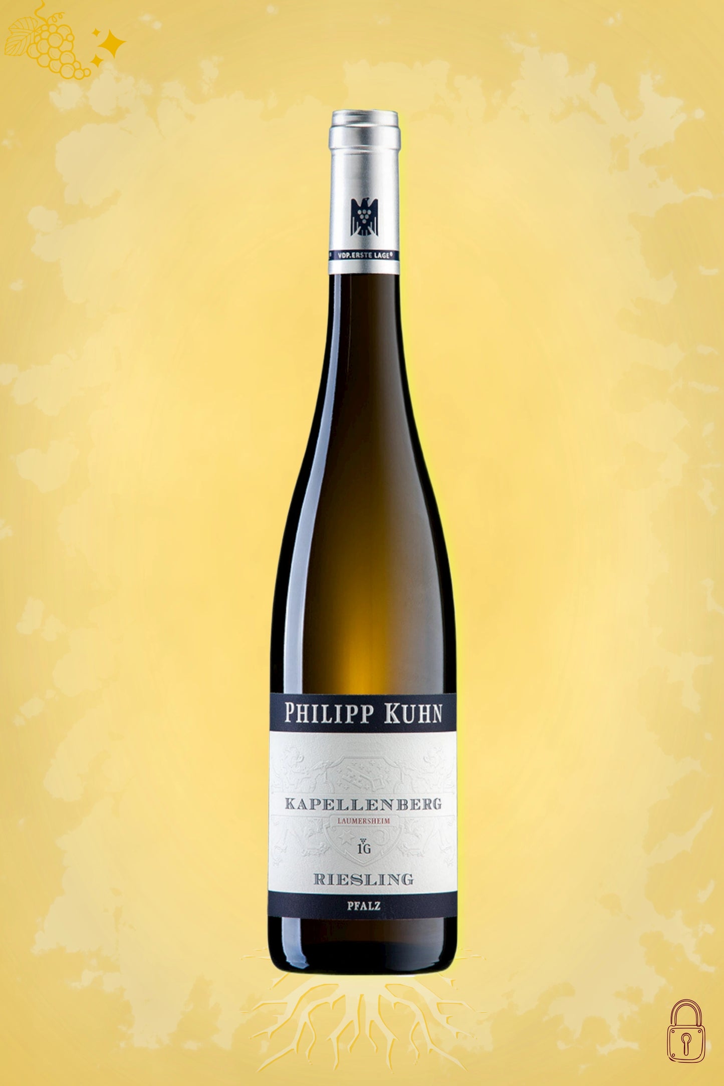 Fles Riesling 1G uit Laumersheimer Kapellenberg van Weingut Philipp Kuhn, jaargang 2022, op goudkleurige achtergrond.