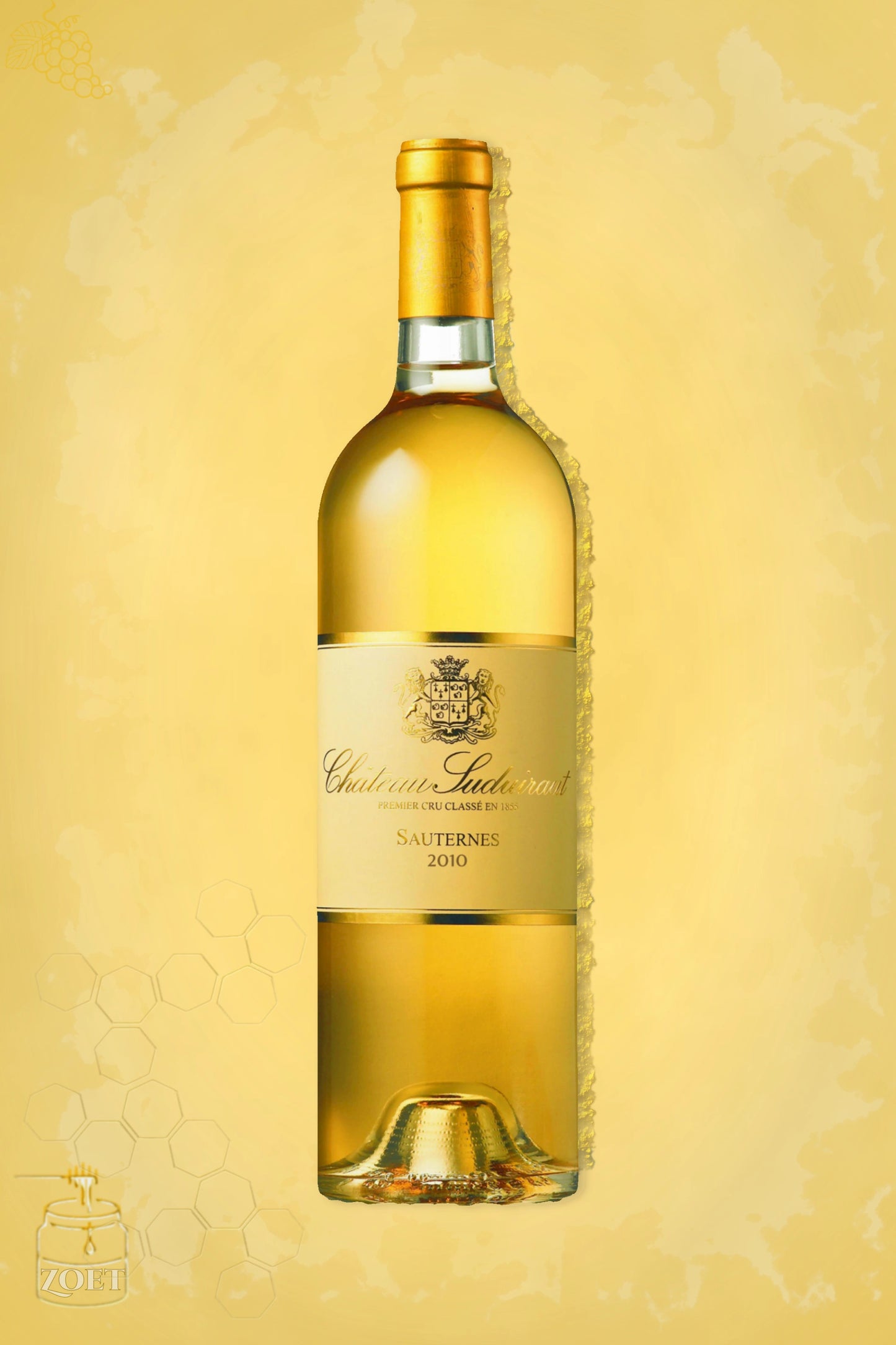 Fles Château Suduiraut Sauternes 2010, zoete witte wijn uit Bordeaux, tegen goudkleurige achtergrond.