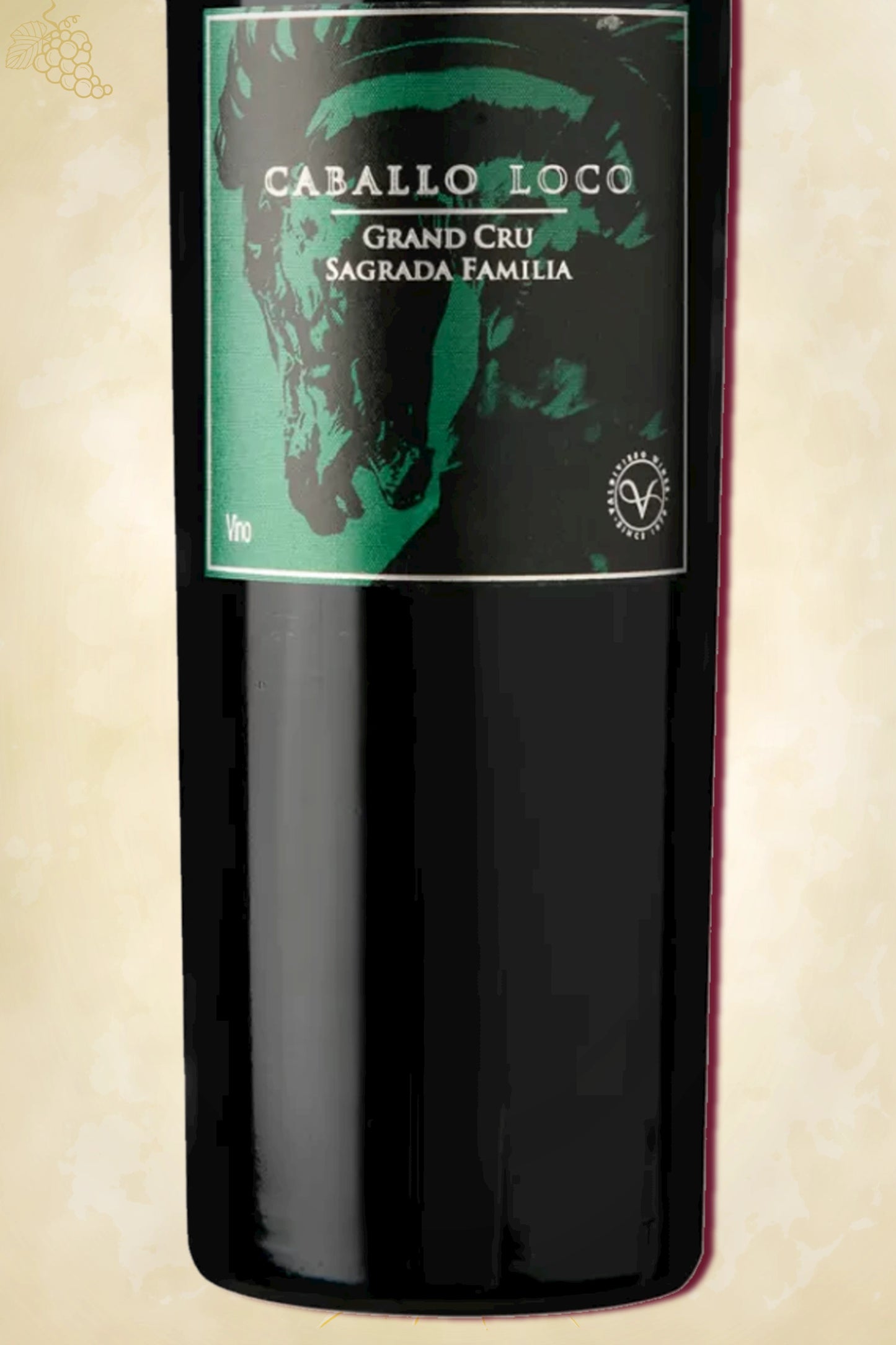 Close-up label Caballo Loco Grand Cru Sagrada Familia 2023 – houten kist en vintage details