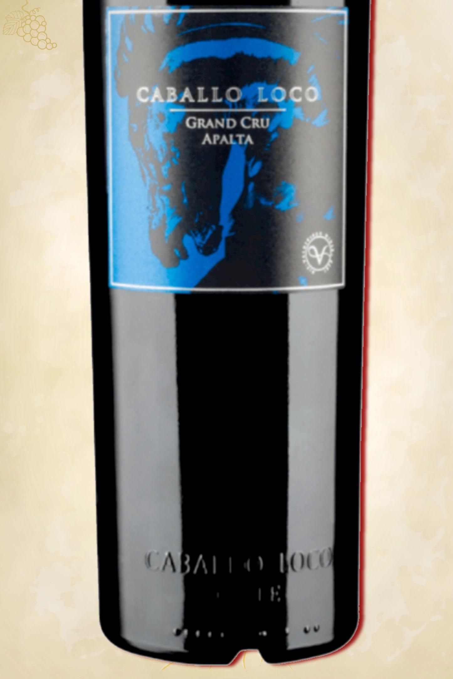 Close-up label Caballo Loco Grand Cru Apalta 2023 – houten kist en vintage details