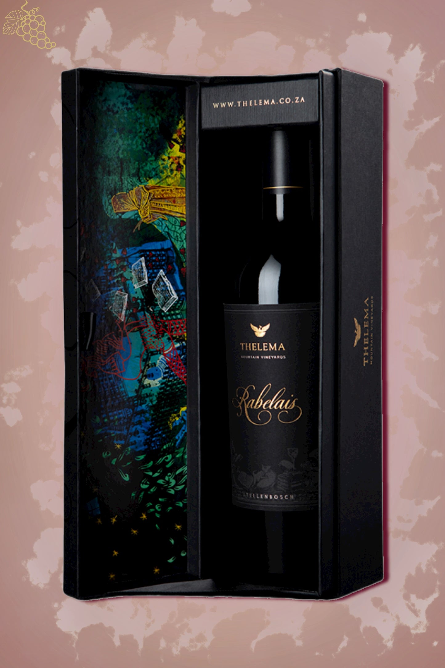 Fles Thelema Rabelais 2021 uit Stellenbosch in geschenkverpakking tegen bordeauxrode achtergrond.