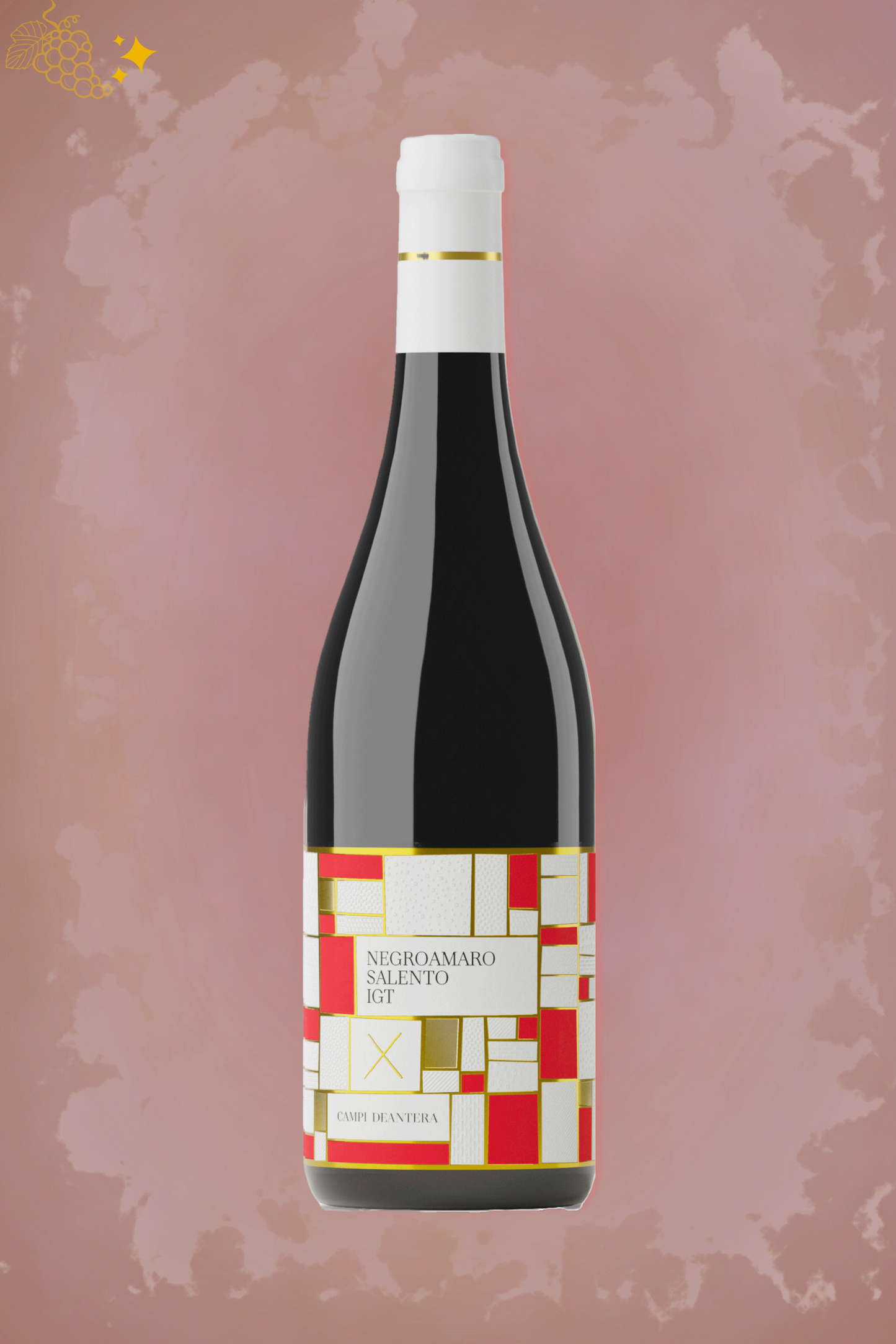 Fles Campi Deantera Negroamaro Salento IGT 2024 uit Italië tegen bordeauxrode achtergrond.