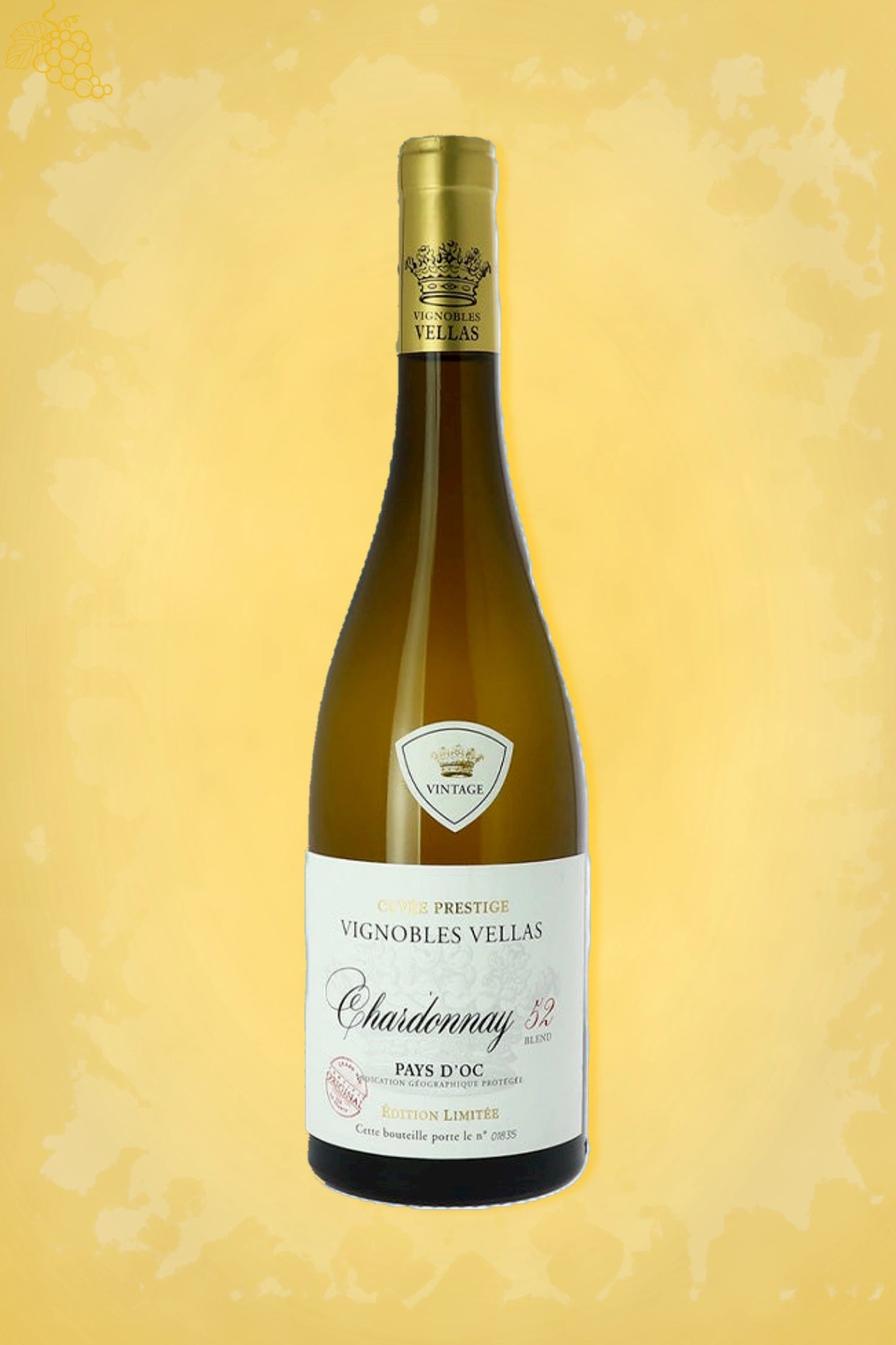 Vignobles Vellas Chardonnay Blend 52 2024 tegen gouden achtergrond