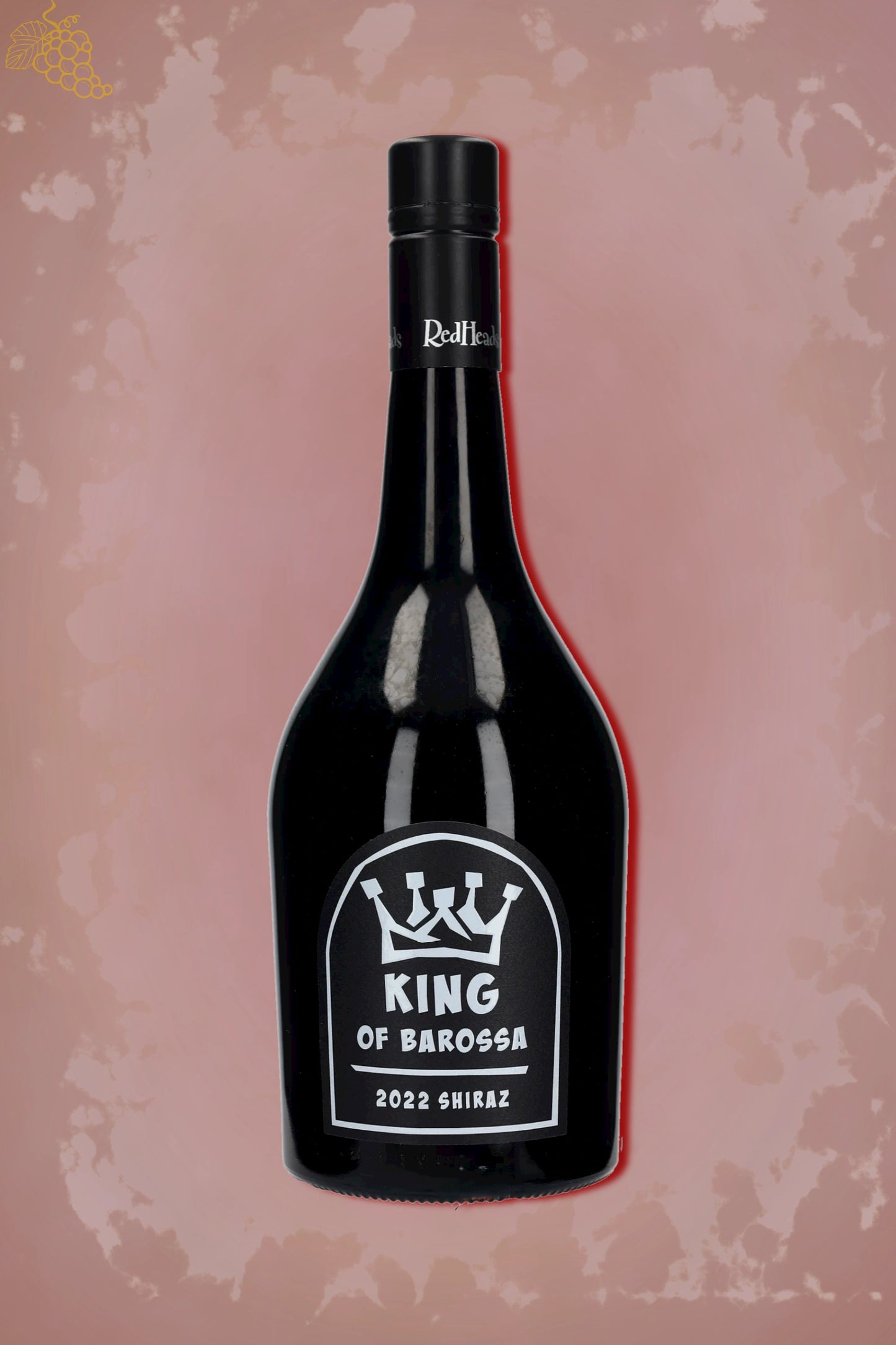 RedHeads King of Barossa Shiraz 2022 tegen bordeaux achtergrond – premium rode wijn