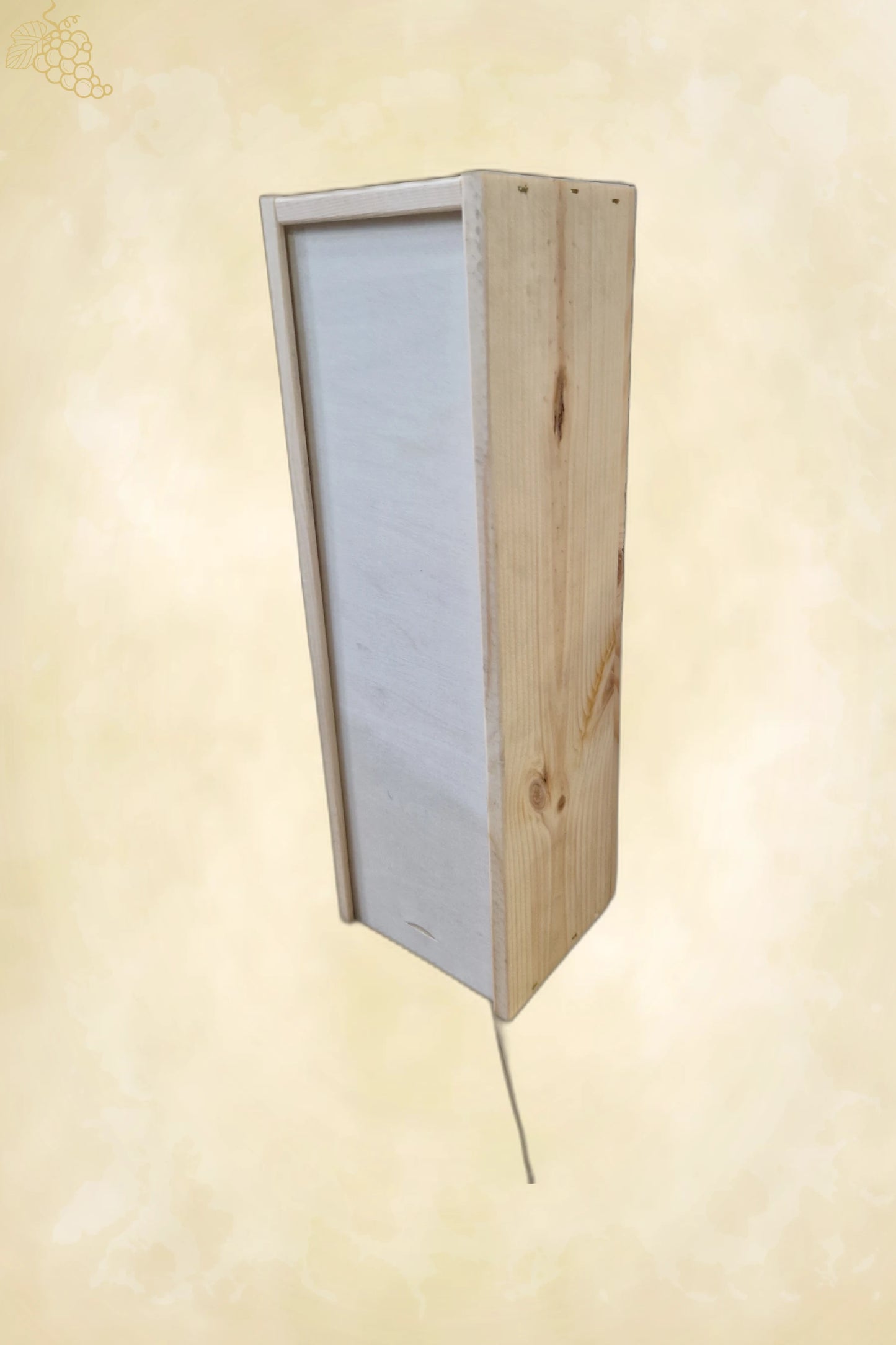 Houten wijnkist met schuifdeksel half open