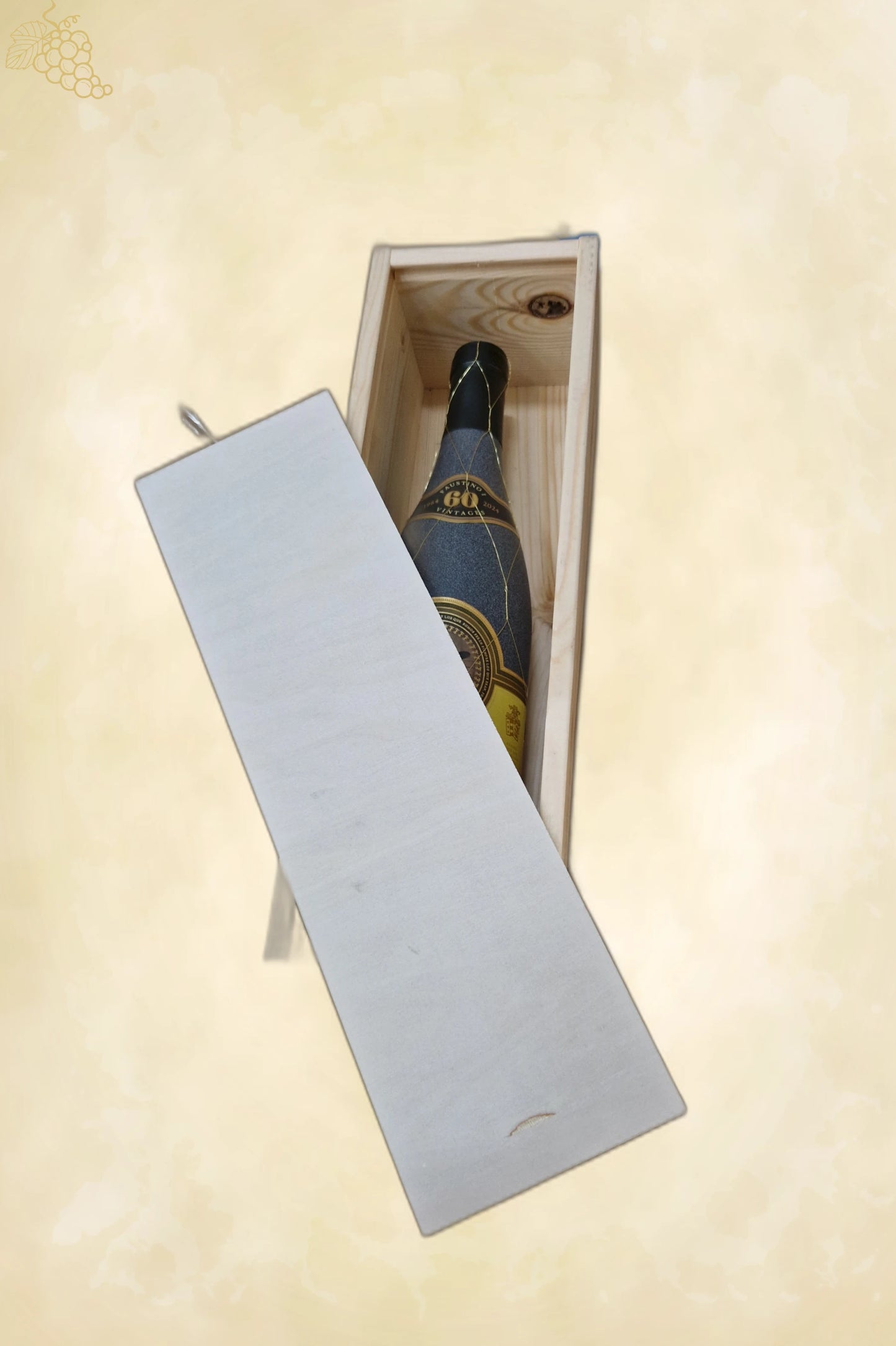 Houten wijnkist geopend met fles