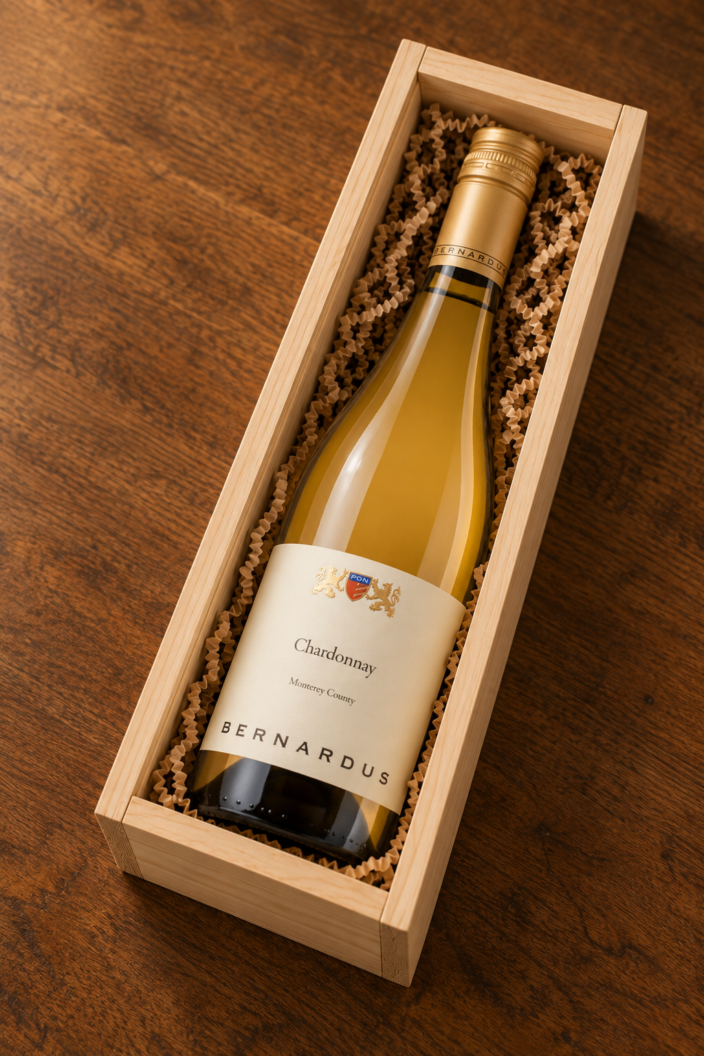 Houten wijnkist met schuifdeksel gevuld met een fles witte wijn