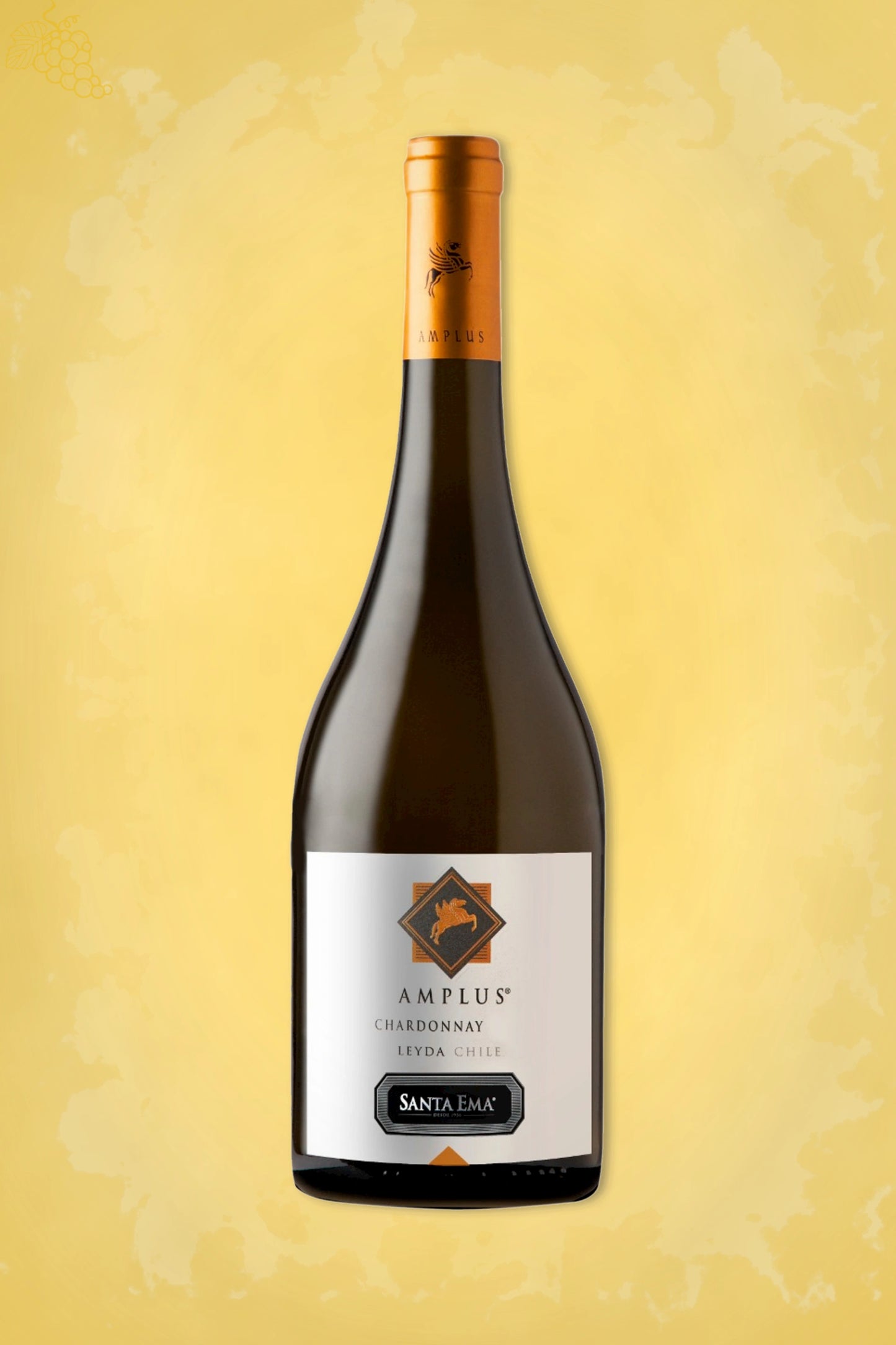 Fles Santa Ema Amplus Chardonnay 2023 uit Chili tegen goudkleurige achtergrond.