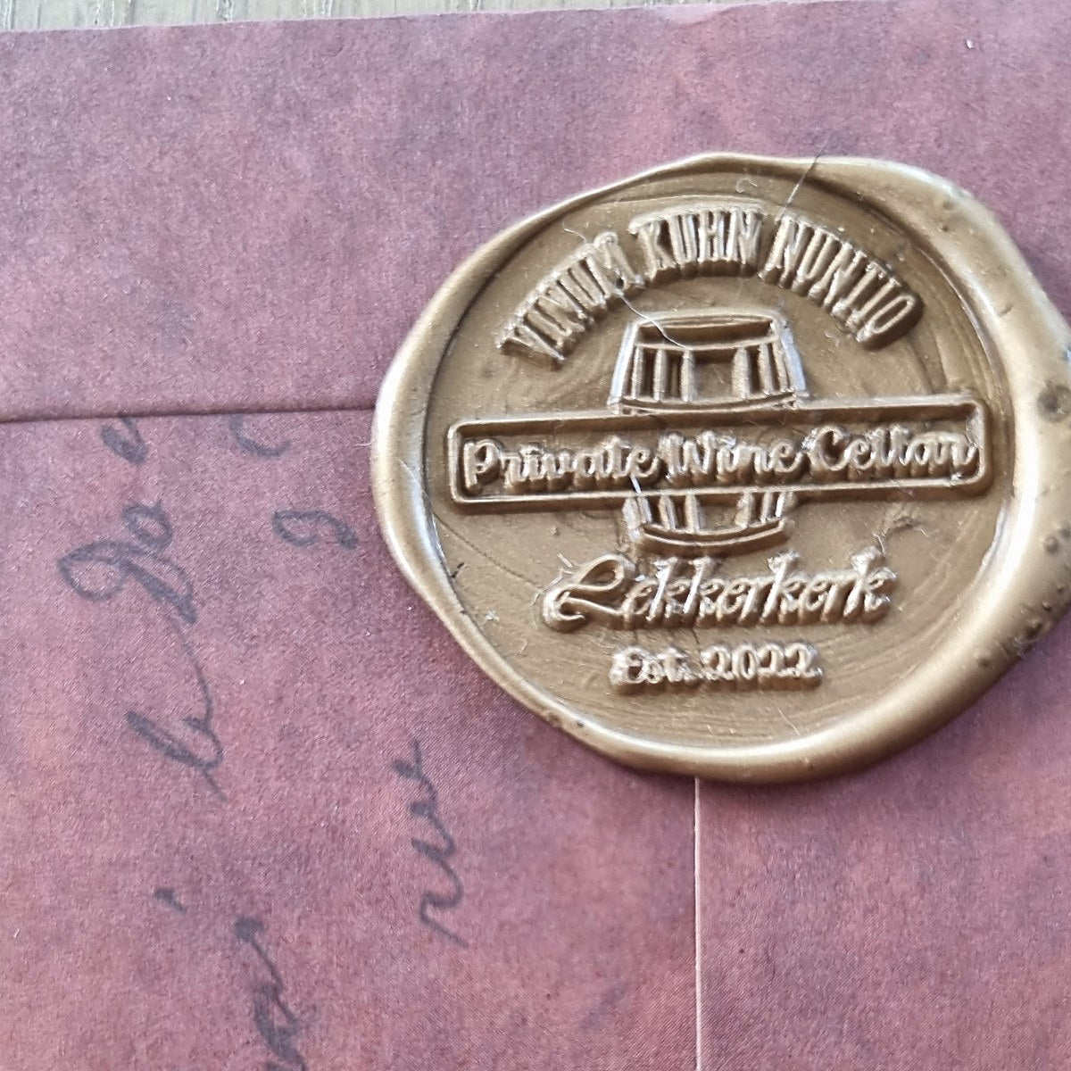 Brief in de standaard bruine (vintage kraft) envelop met gouden waxzegel